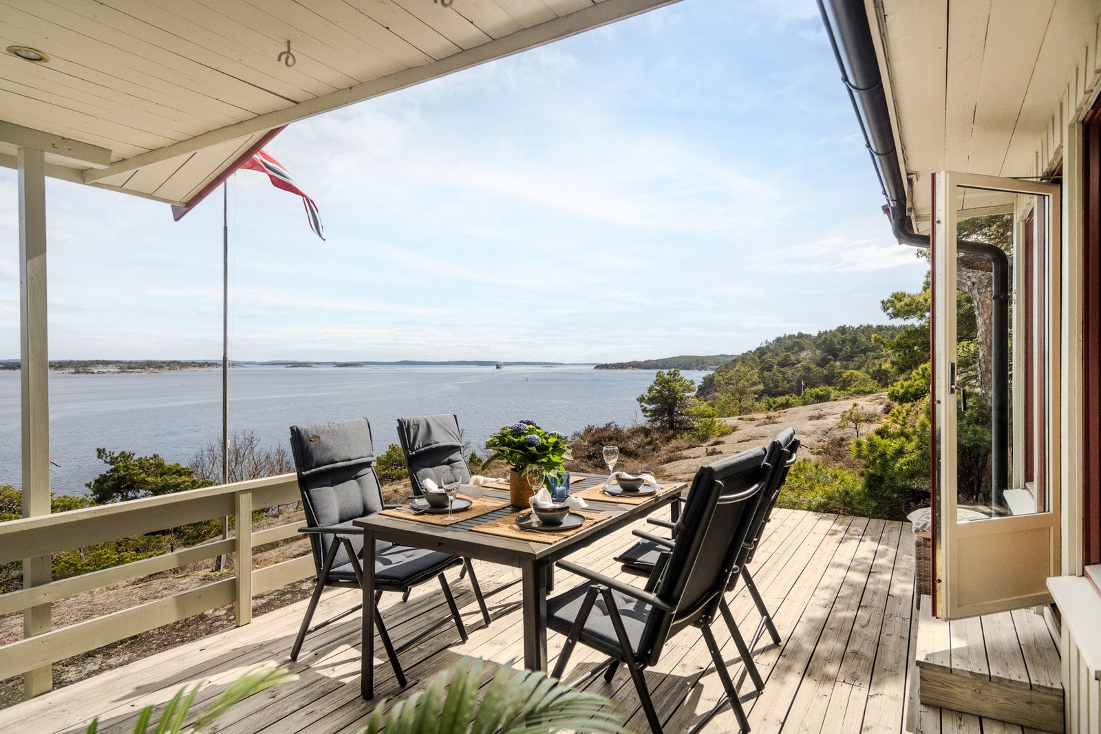 Panoramautsikt fra delvis overbygd terrasse Galleribilde