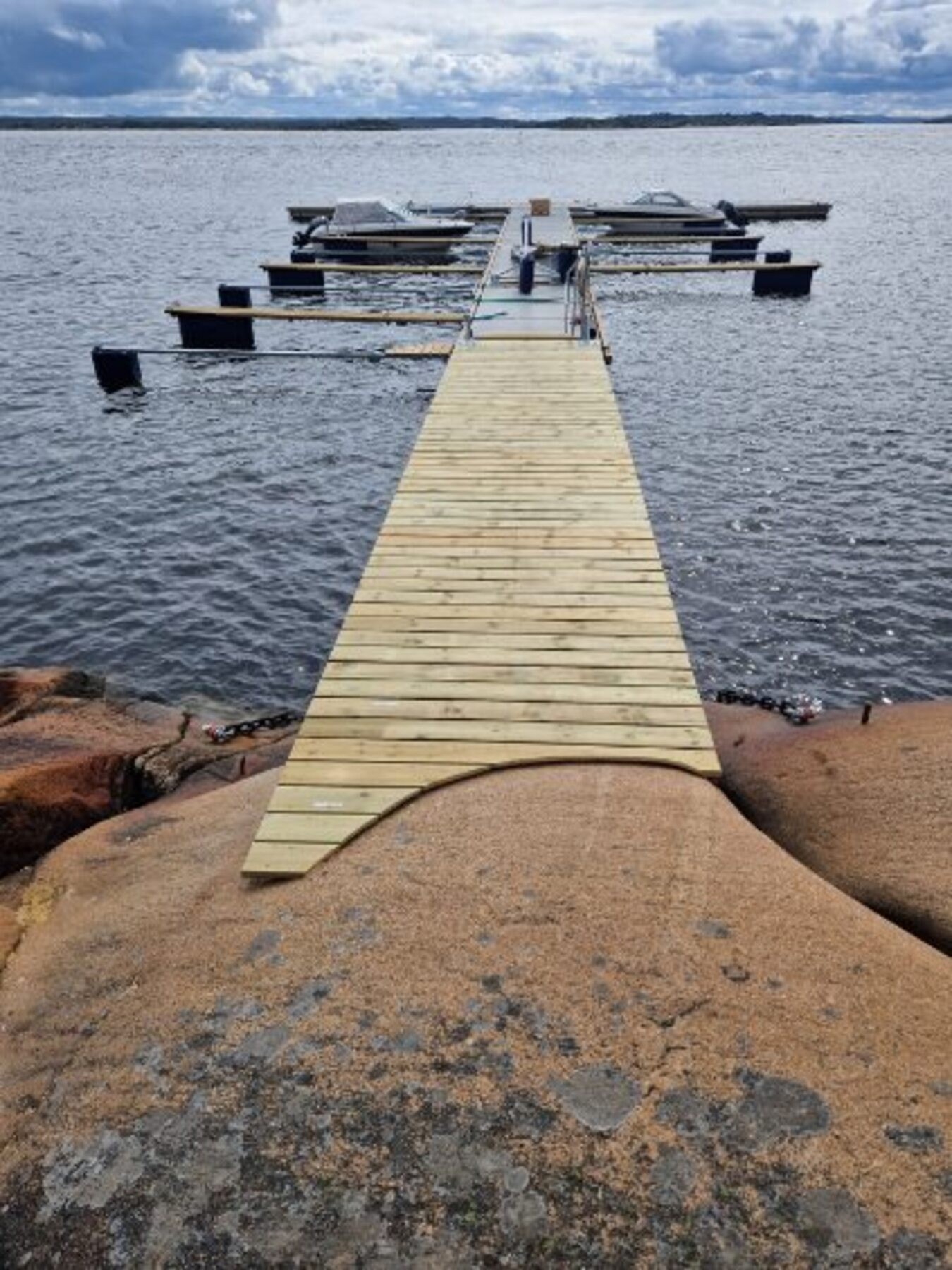 Brygge juni 25 (privat bilde). Bryggeanlegget er nylig ferdigstilt. Bryggeplass er nr. 2 til venstre Galleribilde