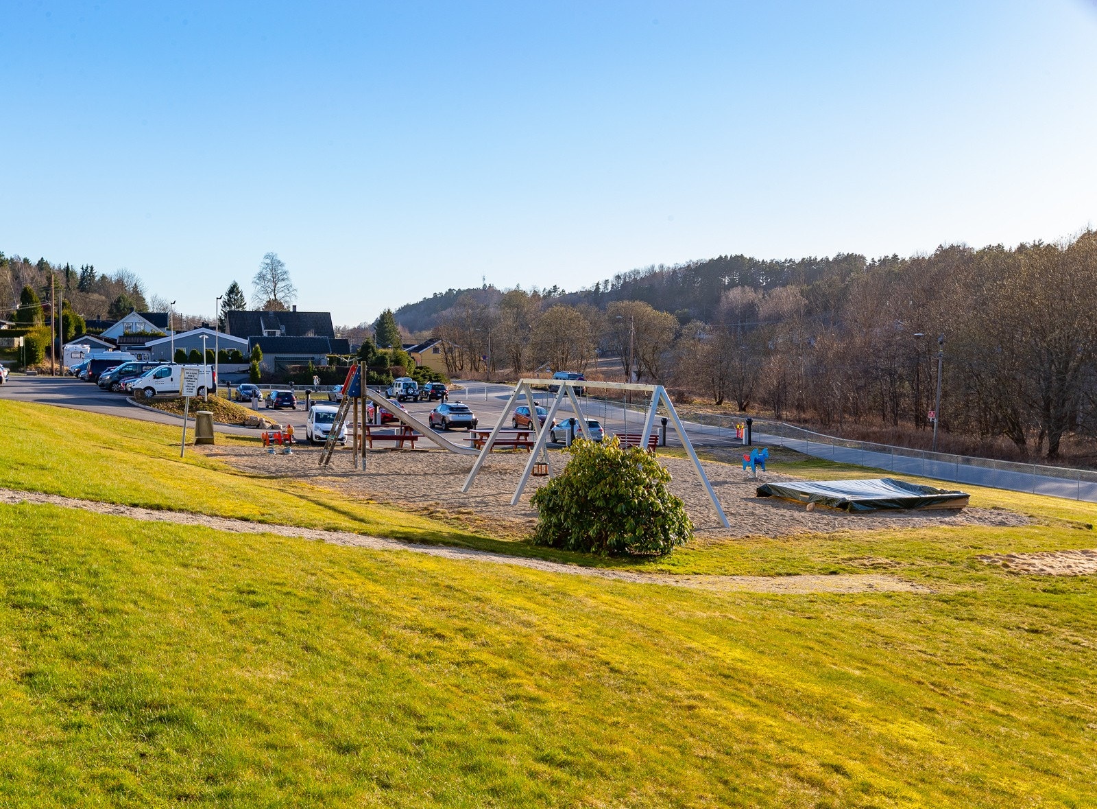 Borettslaget har hyggelige fellesarealer, supert for den som har, eller får besøk av barn. Herfra er det også kort vei til fine turmuligheter. Galleribilde