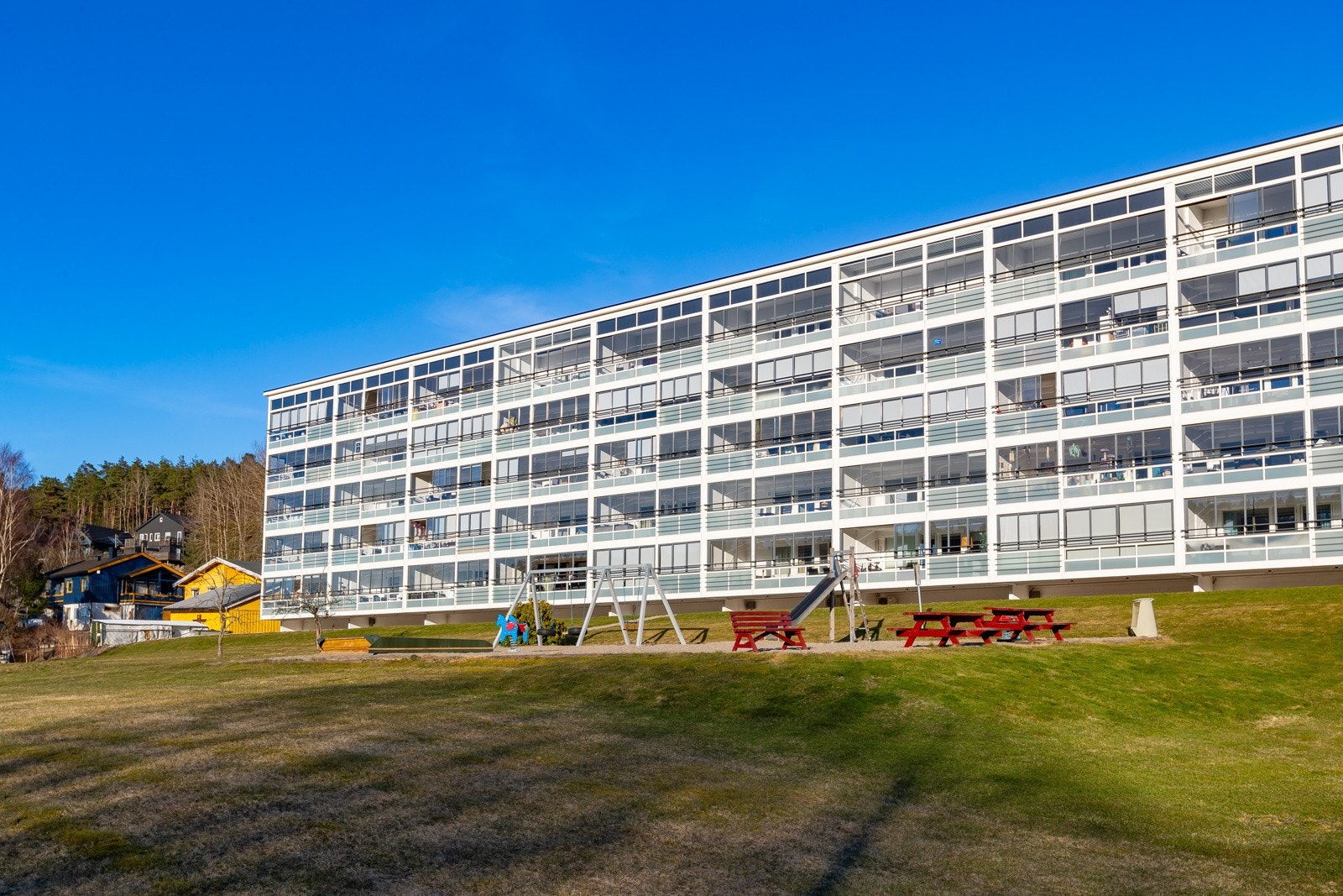 Borettslaget består av 110 andeler. Det er garasje i bygget (plass etter venteliste), stor parkeringsplass og lademuligheter. Galleribilde