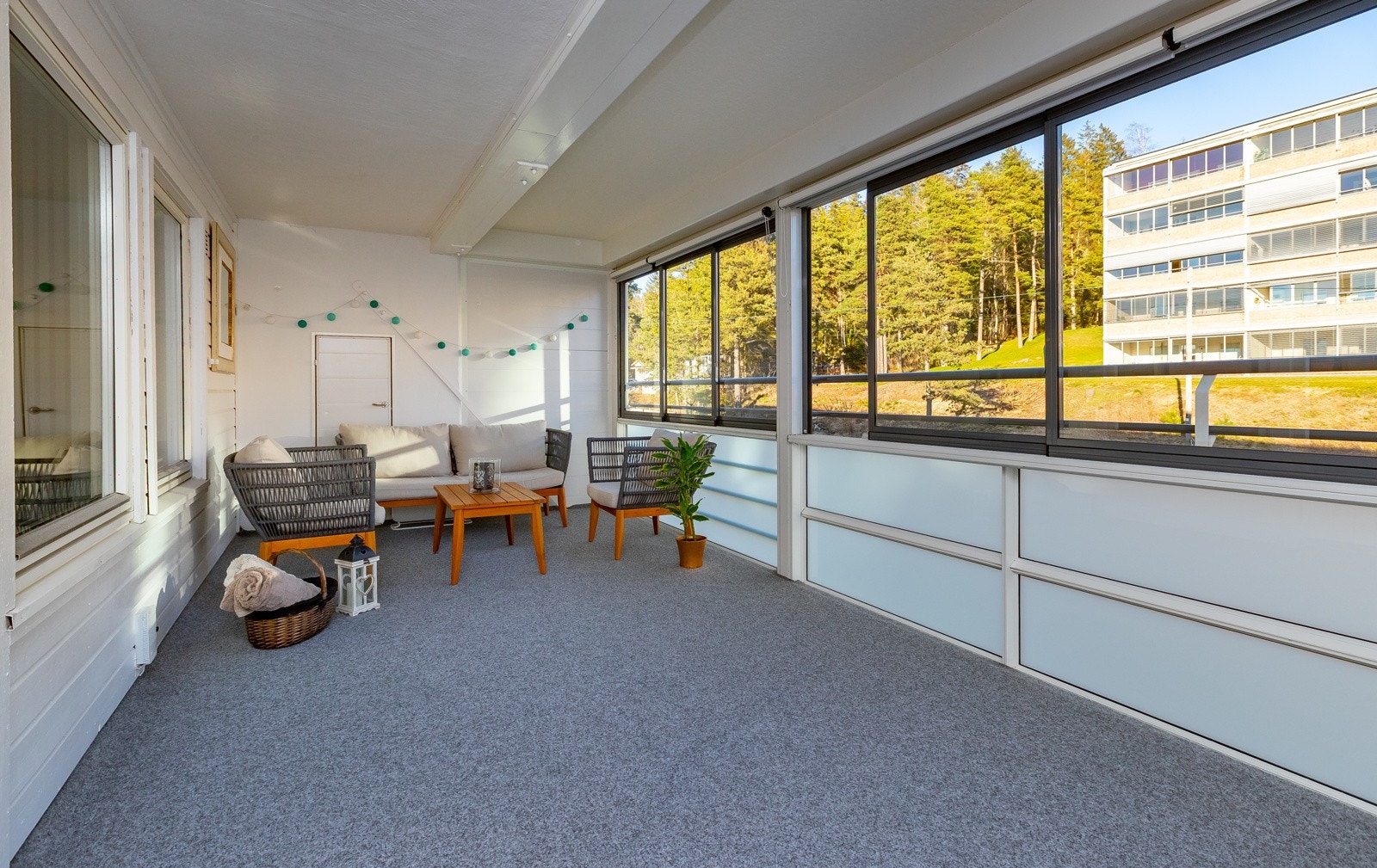 Leiligheten ligger i 3. etasje og har en stor, innglasset balkong som ligger vendt mot øst. Galleribilde