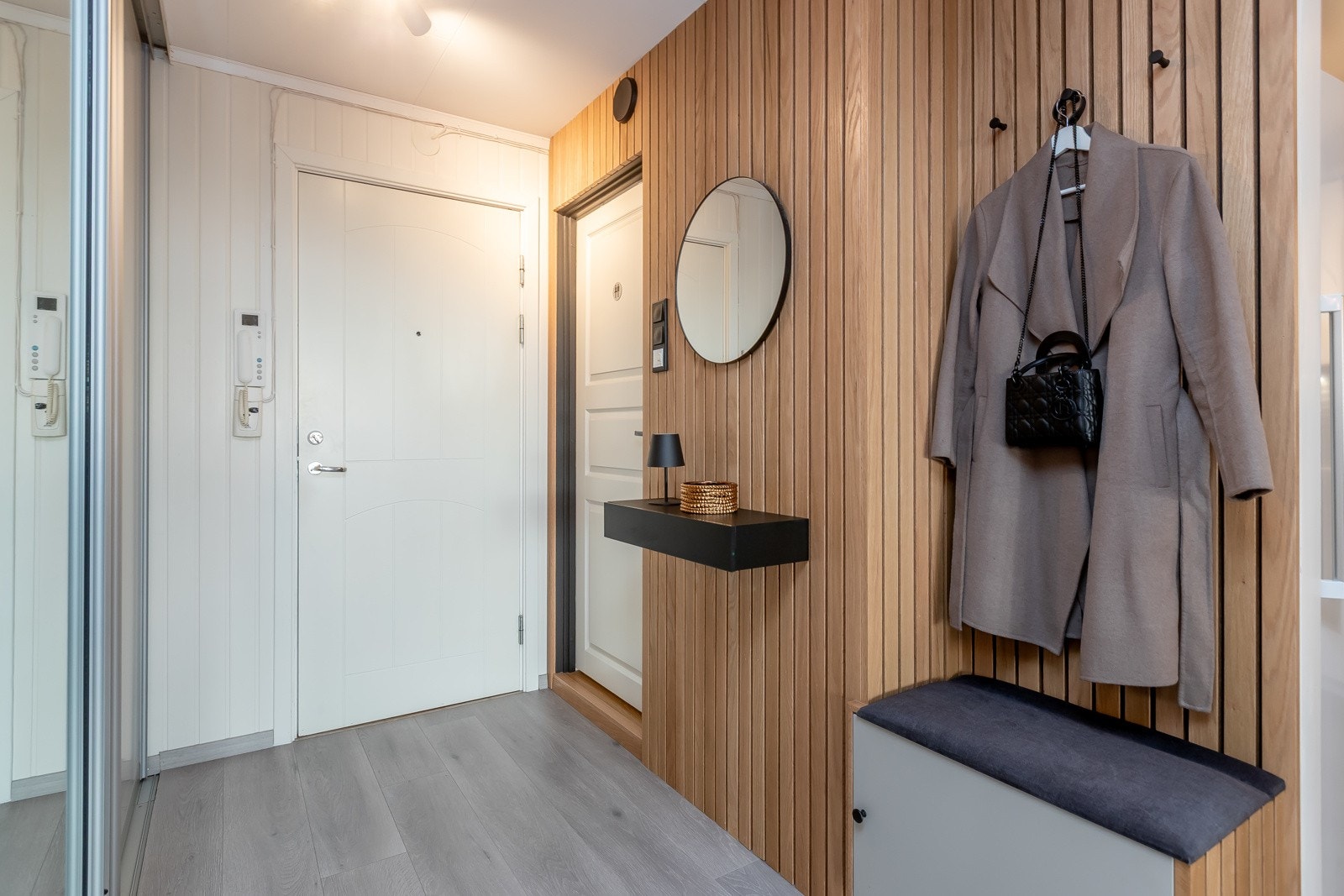 Entreen gir et gost førsteinntrykk og skaper et naturlig skille mellom leilighetens ulike soner. En fin løsning - praktisk og lekkert Galleribilde