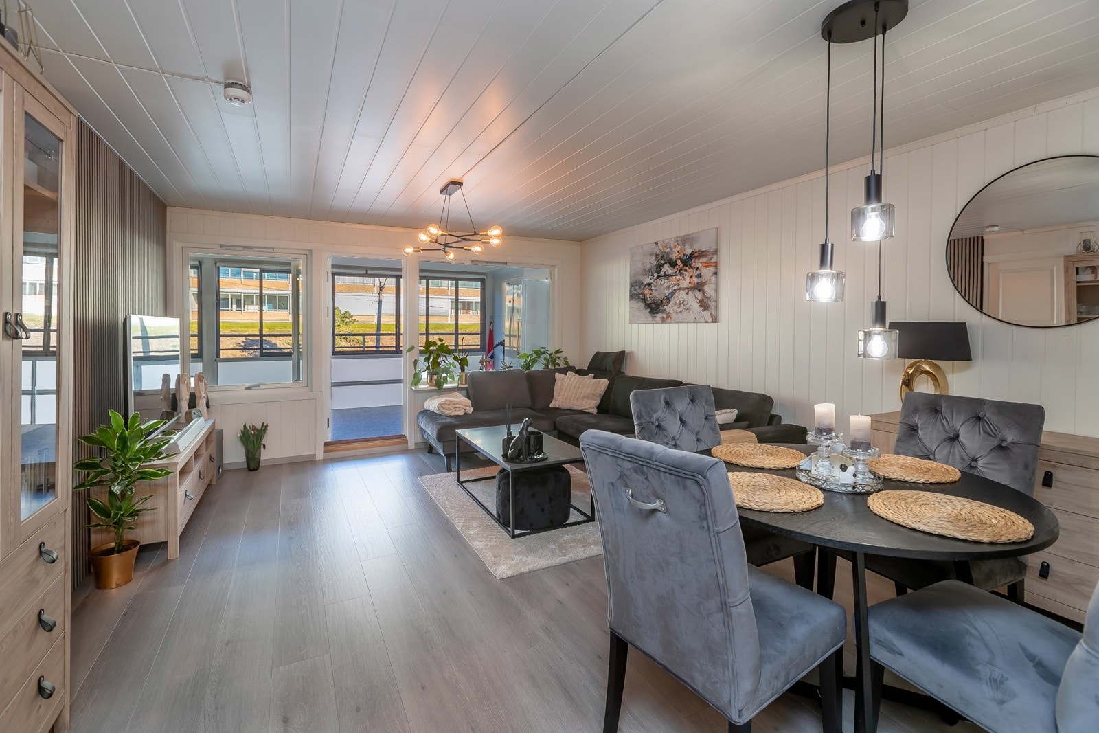 Stuen er romslig og lys, med pene overflater og fin løsning. Galleribilde