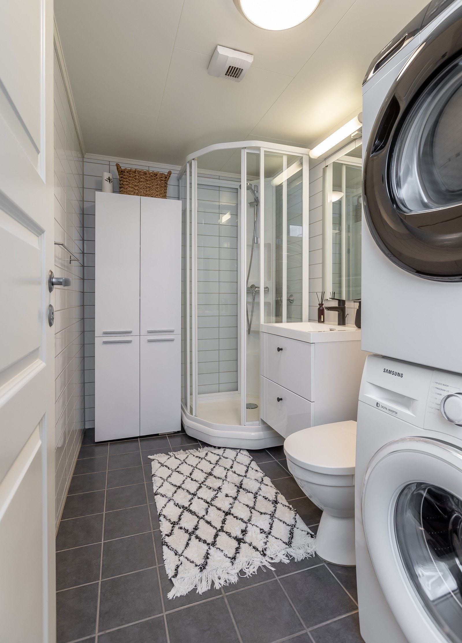 Plass til vaskemaskin og tørketrommel. Galleribilde