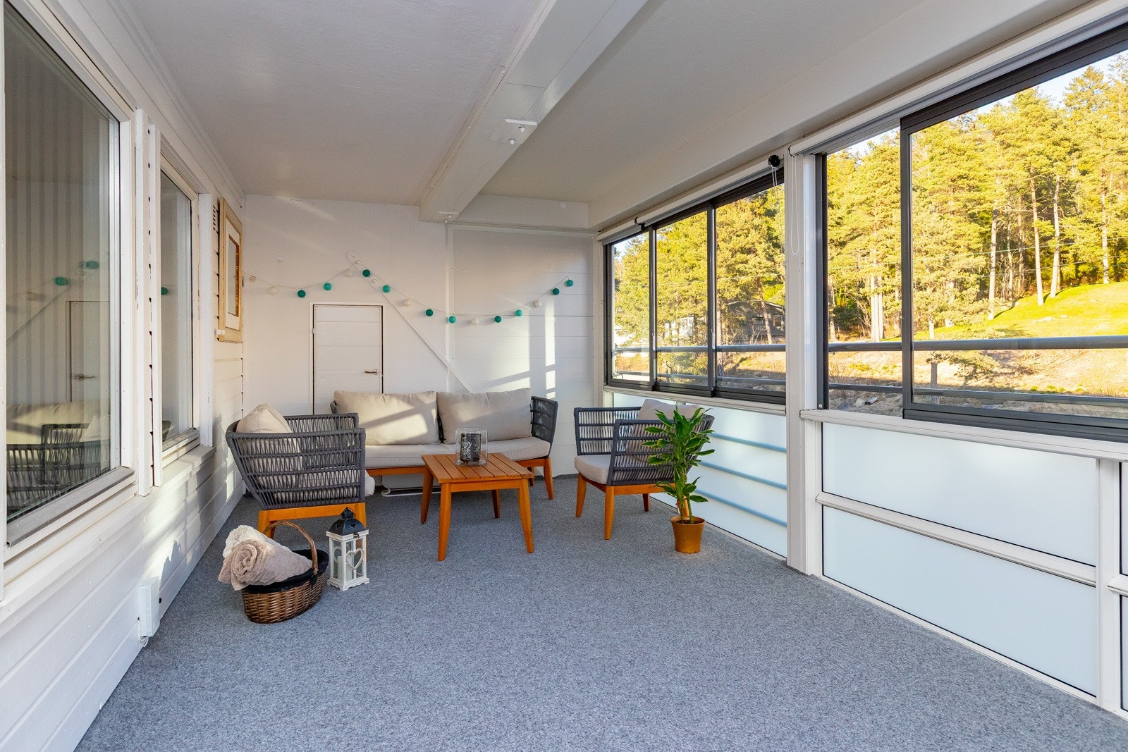 Den innglassede balkongen er på hele 20 kvm. Leiligheten ligger i 3. etasje og oppleves som tilbaketrukket fra støy og trafikk. Galleribilde