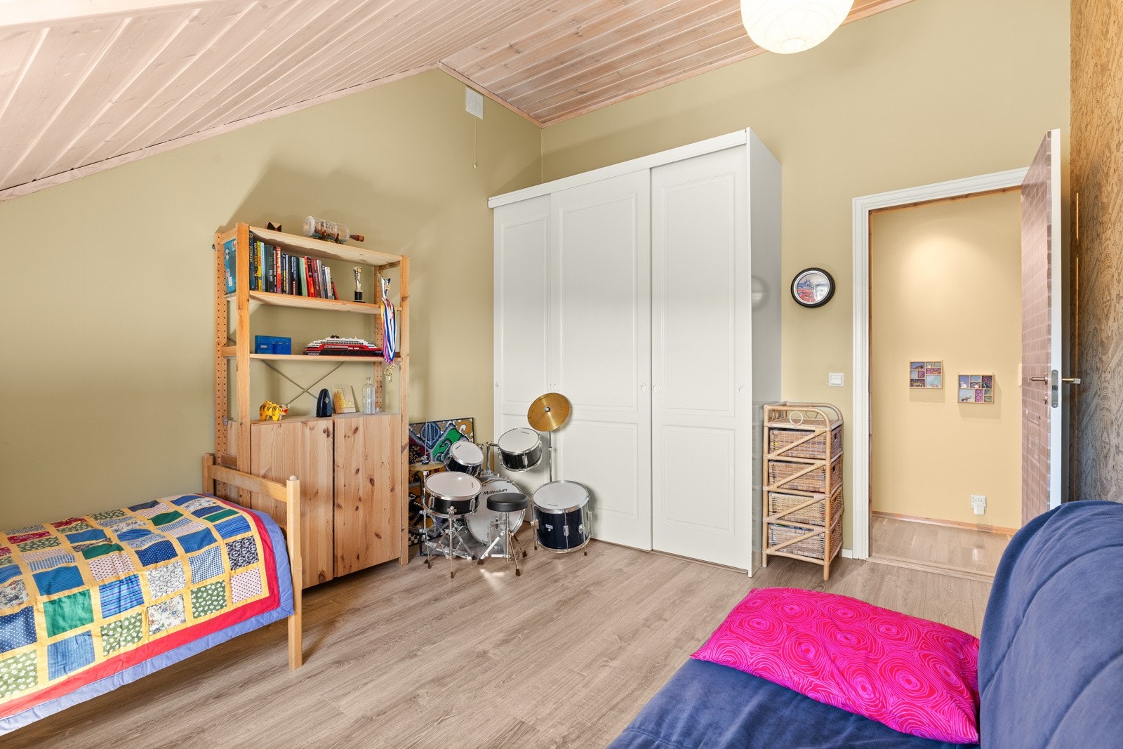 Soverommene har god plass til både seng, skrivepult og garderobeløsninger. Galleribilde