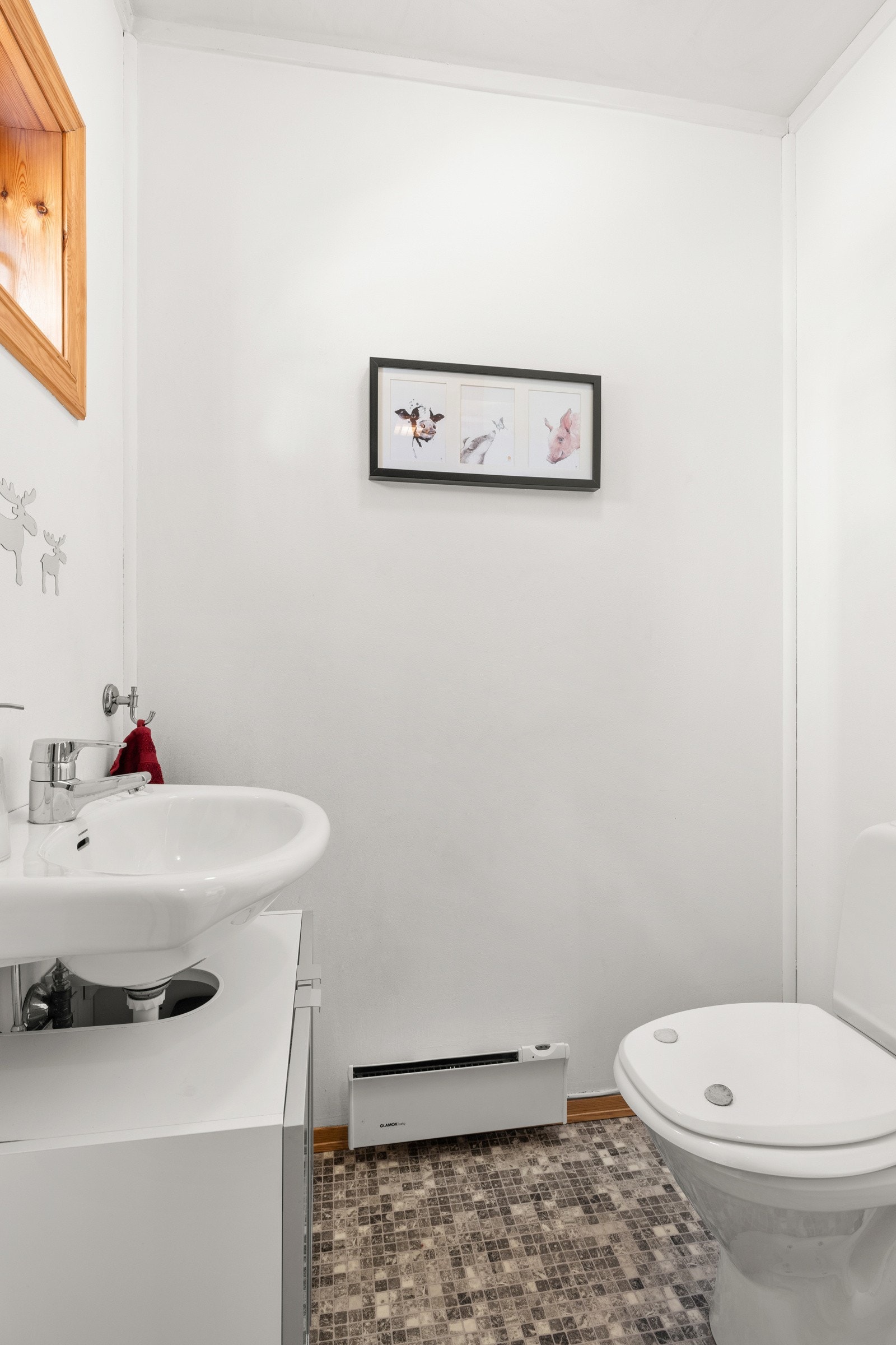 Etasjen har et praktisk toalettrom med belegg på gulv og malte overflater på vegger og i himling. Galleribilde