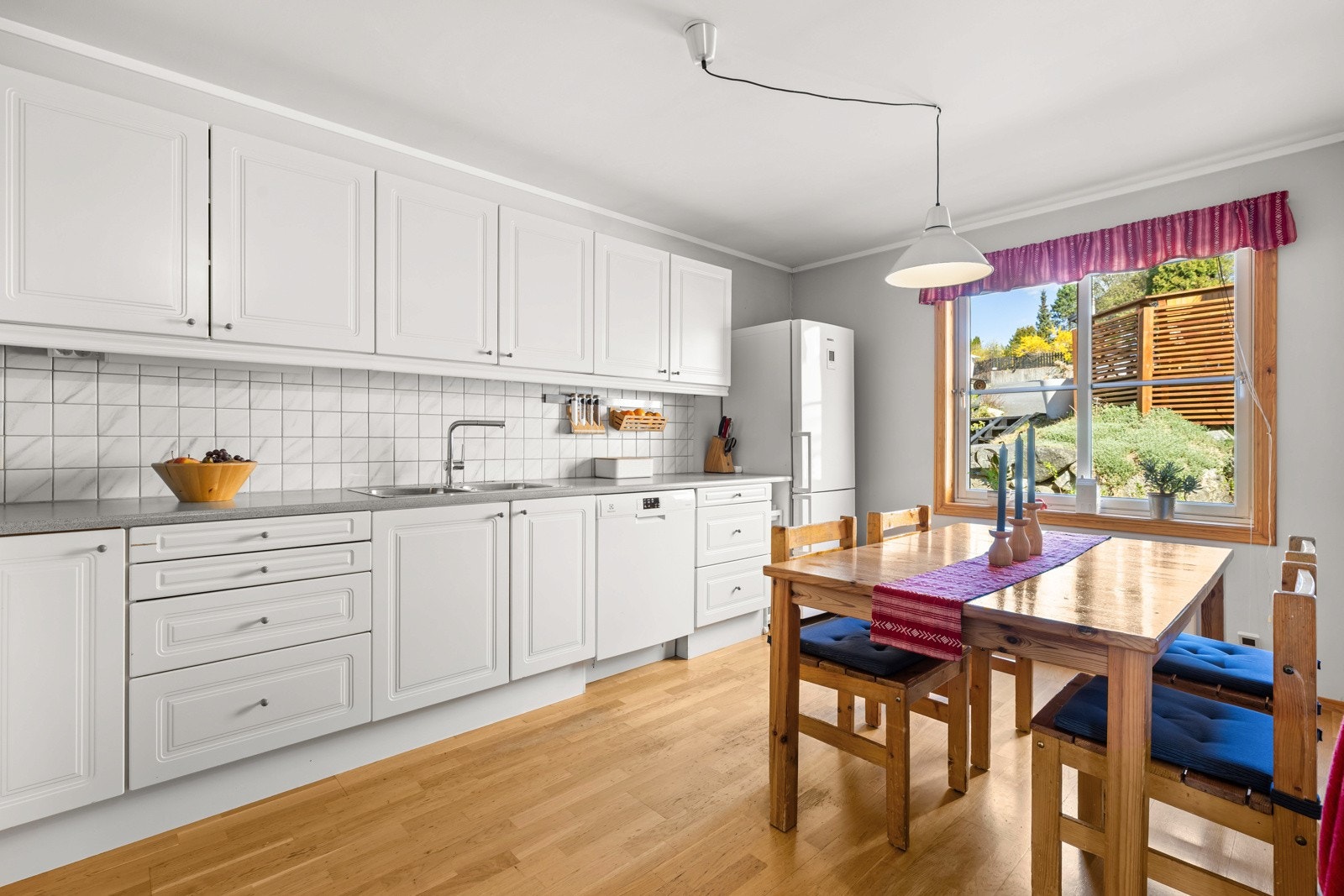 Over benkeskapene er det flislagt, som både er praktisk og gir et rent uttrykk. Galleribilde