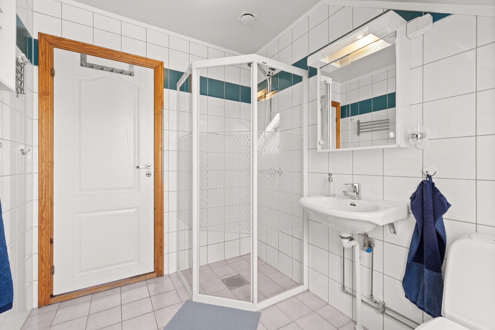 Et innbydende baderom med både dusj og badekar. Galleribilde