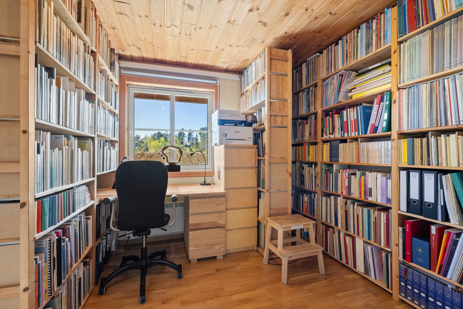 Innenfor soverommet i underetasjen finner du et innredet rom som i dag benyttes som kontor og bibliotek. Galleribilde