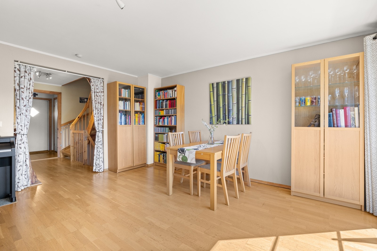 Stuen gir god plass til romslig spisebord, perfekt for hyggelige måltider med venner og familie. Galleribilde