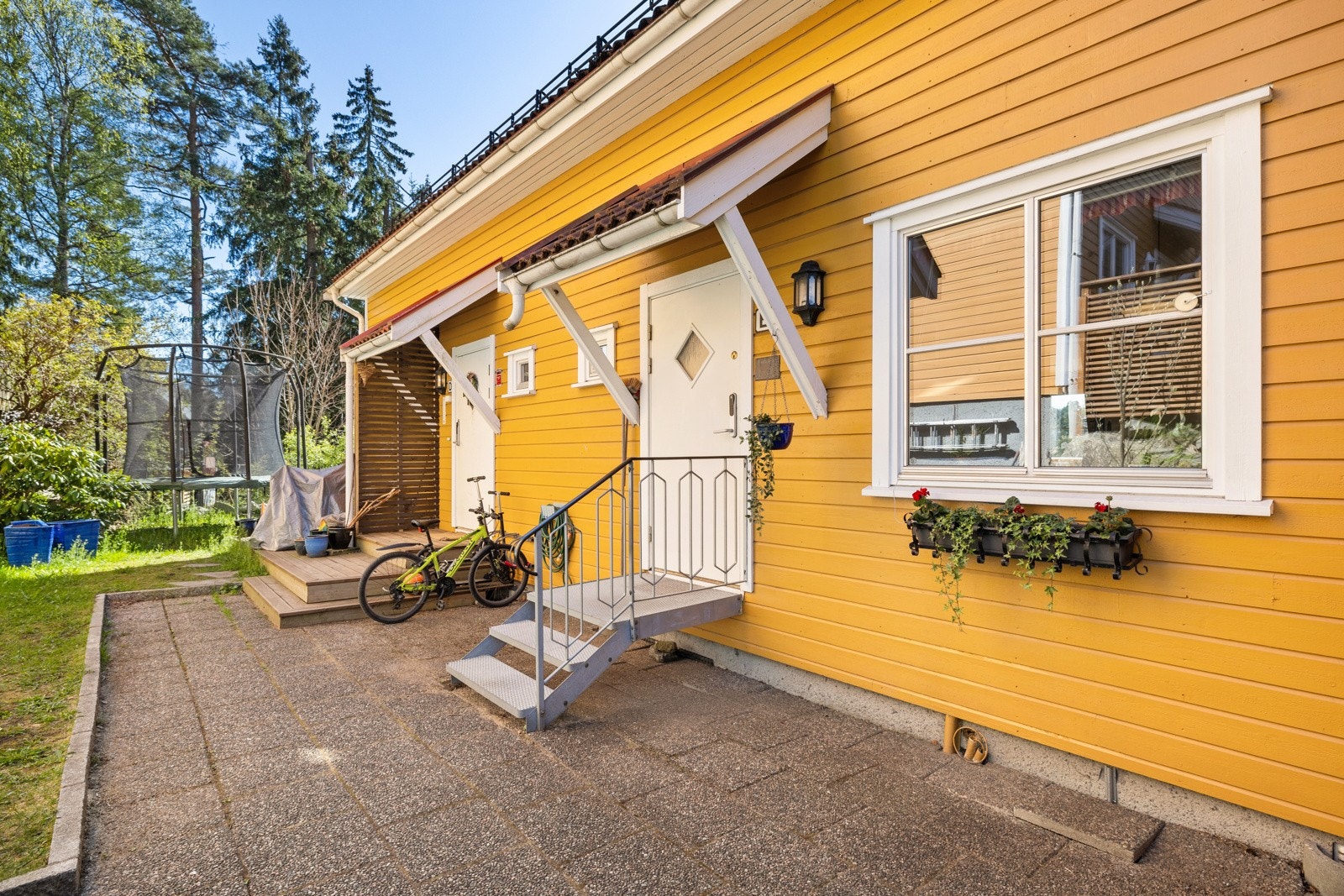 Boligen byr på romslige og lyse oppholdsrom, flere soverom med fleksible løsninger, praktisk vaskerom og godt med lagringsplass. Galleribilde