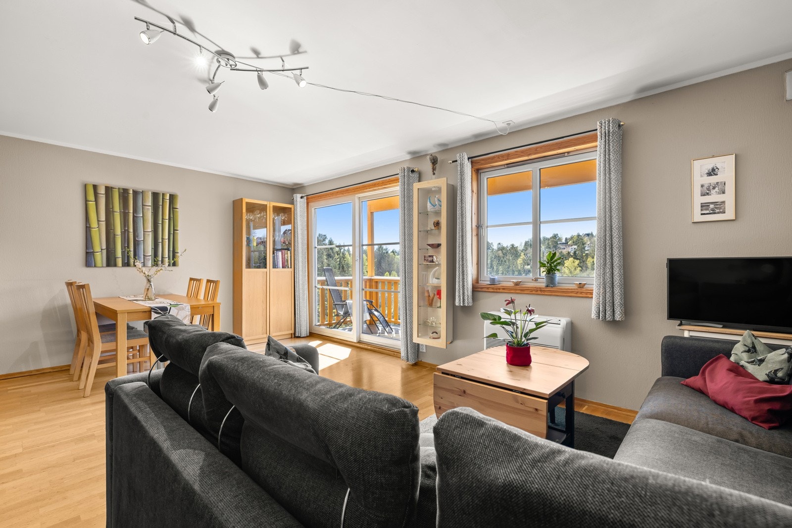 Store vindusflater slipper inn rikelig med naturlig lys og gir en flott utsikt mot grønne omgivelser. Galleribilde