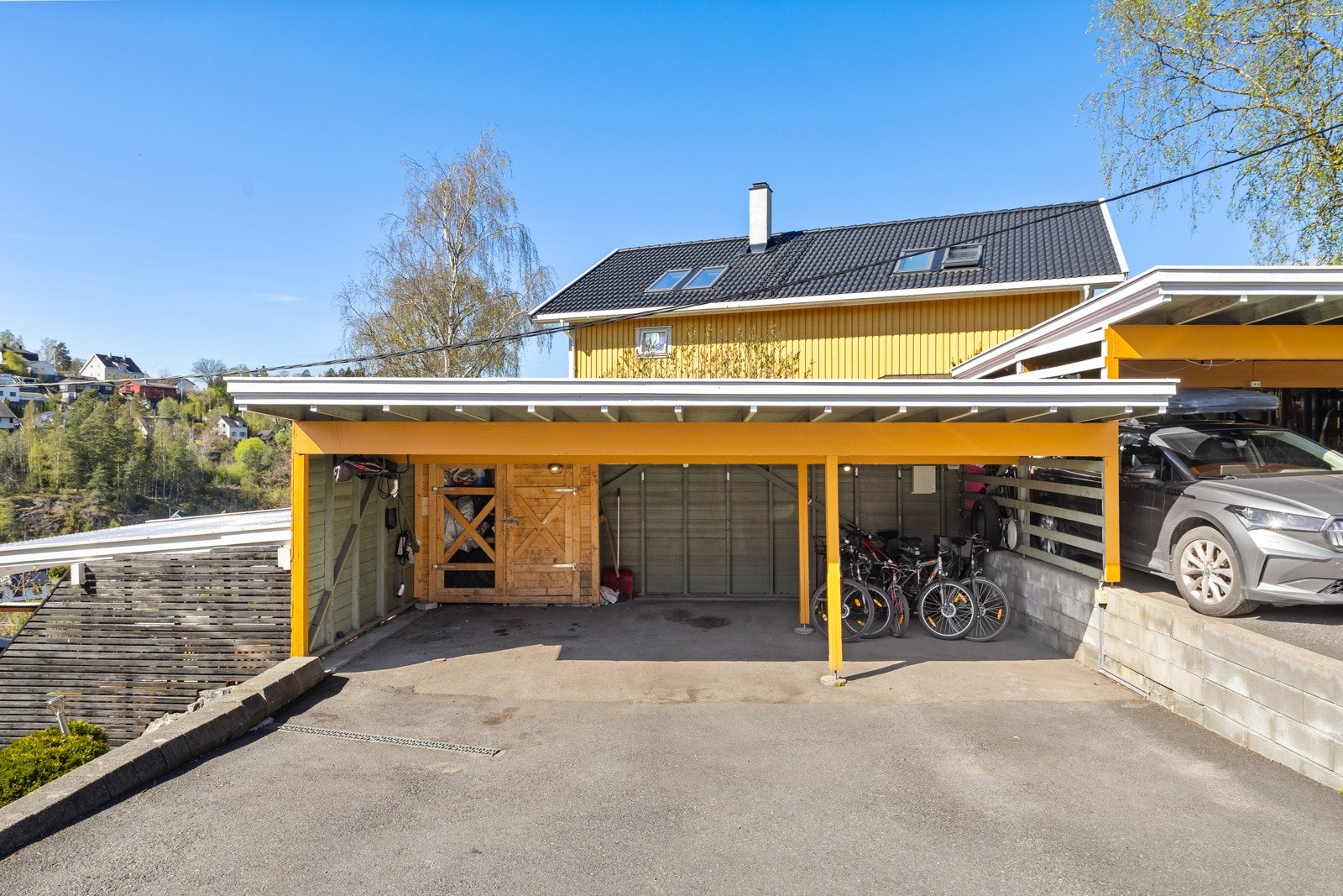 Boligen disponerer over parkeringsplass med el.bil lader i carport. Galleribilde