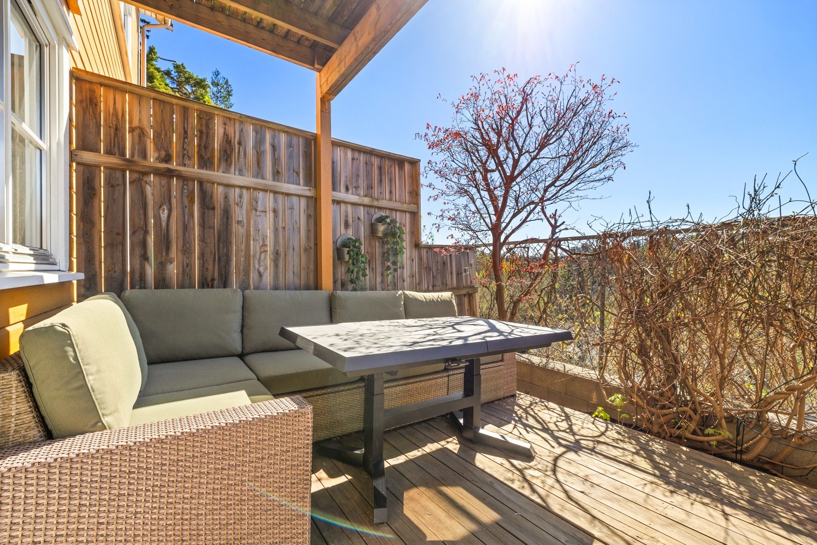 Fra soverommet er det utgang til en vestvendt terrasse og inngjerdet hage, noe som gir en ekstra følelse av romslighet og nærhet til uteområdet. Galleribilde