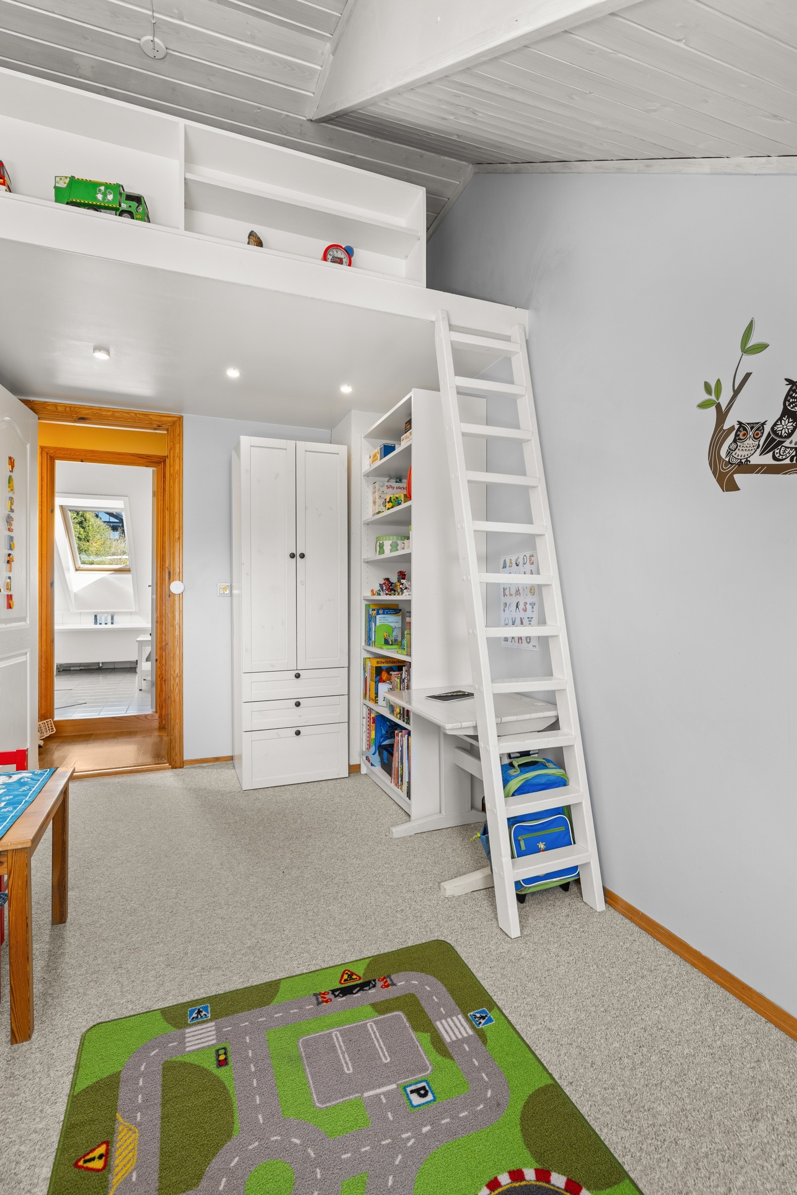 To av rommene har stige opp til egne hemser med gulvflate på ca. 4 m² hver, som gir ekstra leke- eller lagringsplass. Galleribilde