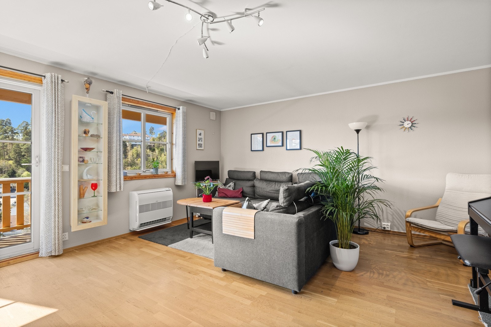 Boligen har en romslig og lys stue med en god planløsning som gir plass til både sofagruppe og spisebord. Galleribilde