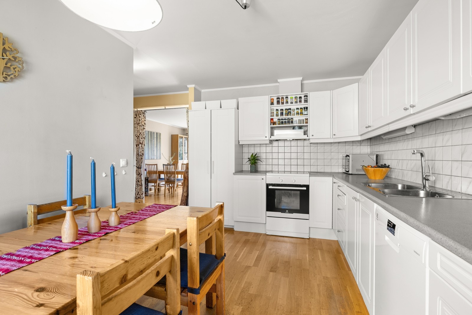 Rommet har en naturlig plass for spisebord ved vinduet, perfekt til hverdagsmåltidene. Galleribilde