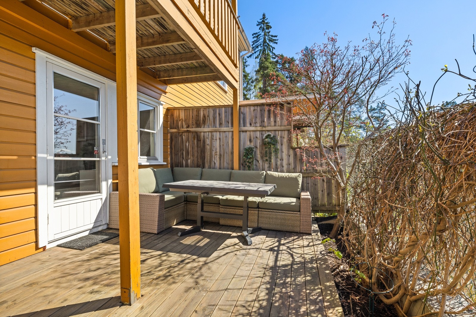 Terrassen har god plass til forskjellig utemøblement. Galleribilde