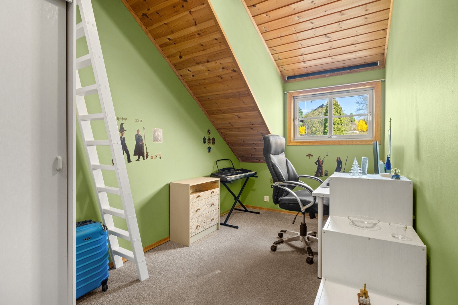 Alle soverommene har gode lysforhold fra vinduer. Galleribilde