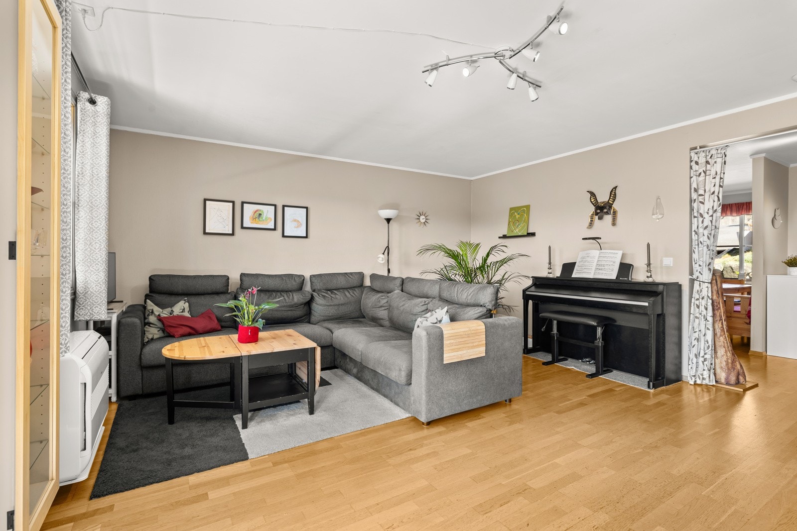 Stuen er malt i lys og stilren farge. Galleribilde