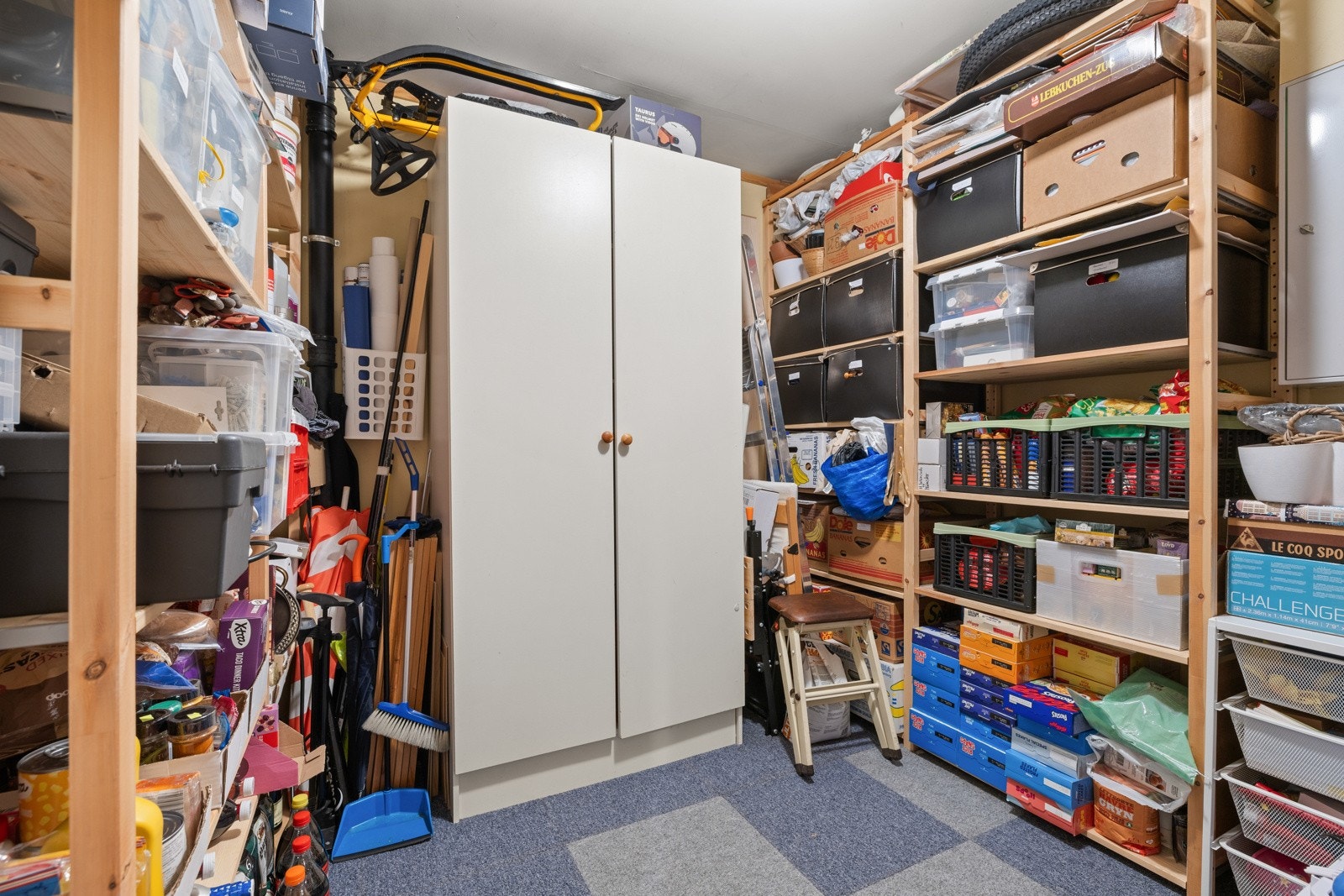 I underetasjen finner du to romslige boder med gode oppbevaringsmuligheter. Galleribilde