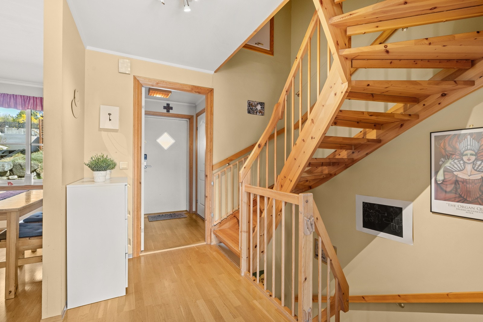 Tretrapp mellom boligens etasjer. Galleribilde