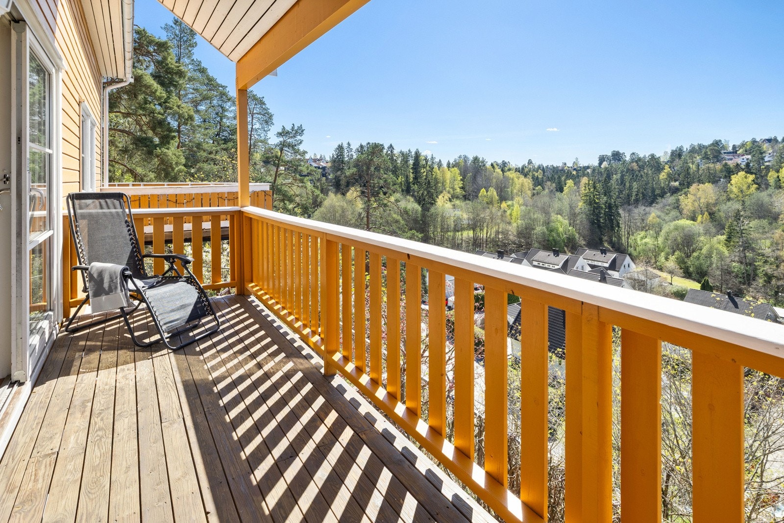 Balkongen har tak og utgjør en fin forlengelse av boarealet på godværsdager. Galleribilde