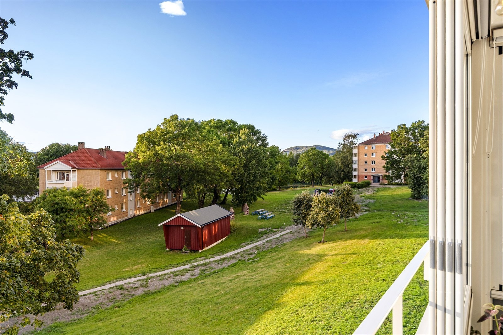 - Balkongen vender mot rolige omgivelser og utsikt til Grefsenkollen - Galleribilde