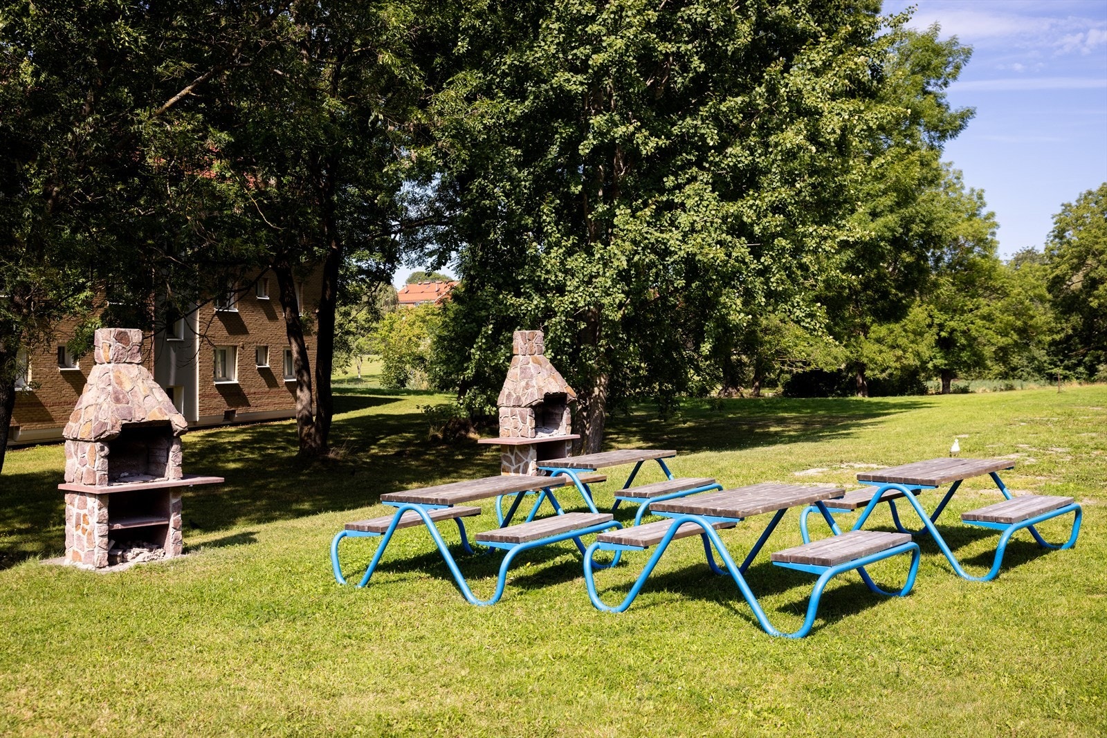 - I borettslaget er det flere grillplasser, to fellesvaskeri, plantekasser og et velferdslokale - Galleribilde