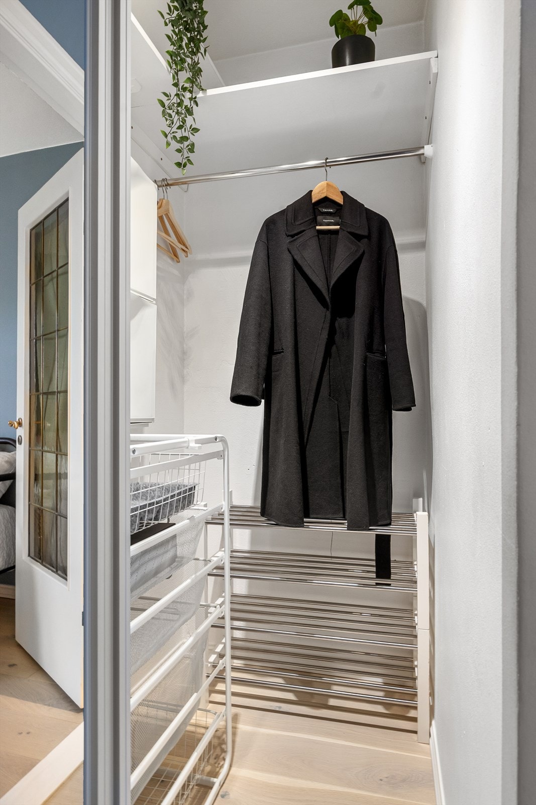 - God plass til sko og yttertøy i skyvedørsgarderobe - Galleribilde