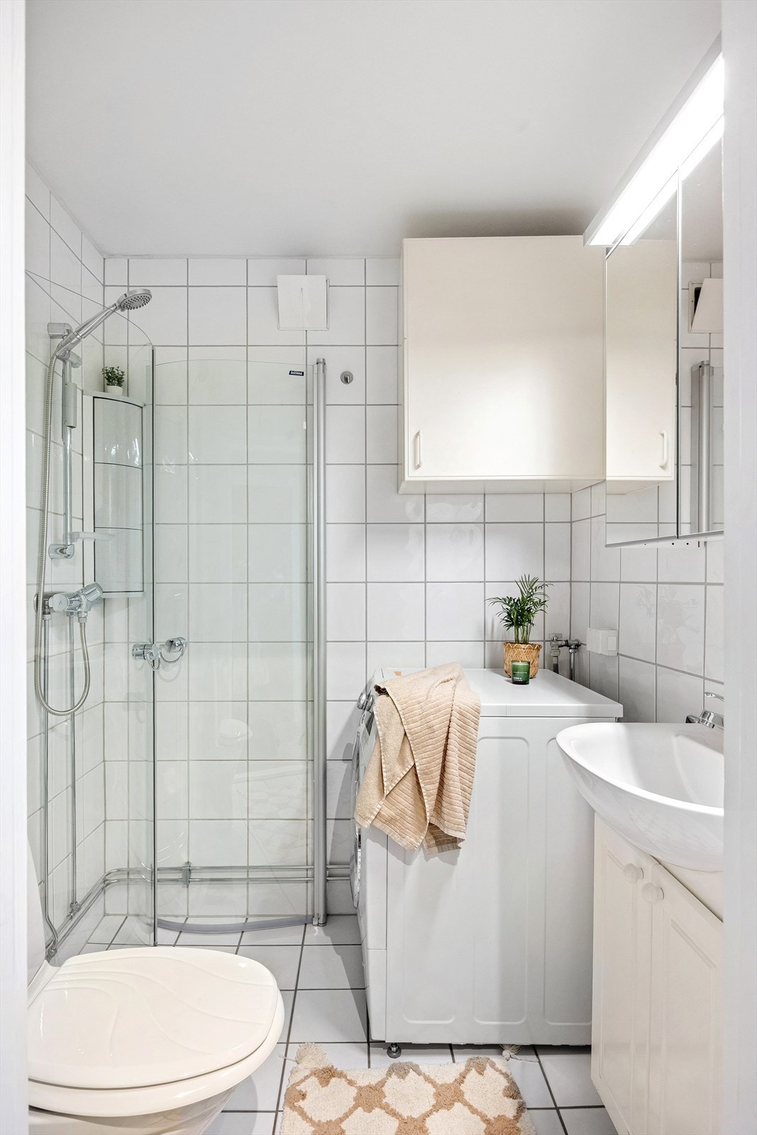 - Baderommet er innredet med klosett, servant på innredning og dusjvegger/hjørne. Opplegg for vaskemaskin. Naturlig ventilasjon - Galleribilde