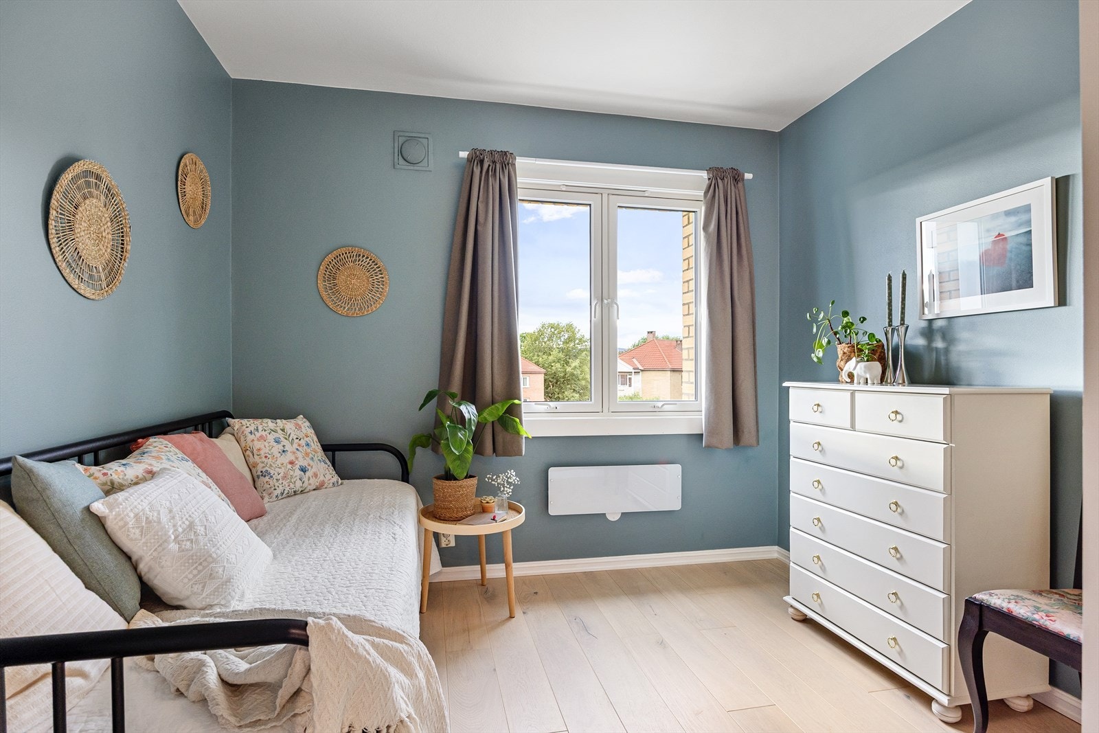 - Soverom to er også av god størrelse og har plass til dobbeltseng og godt med oppbevaringsplass i skyvedørsgarderobe - Galleribilde