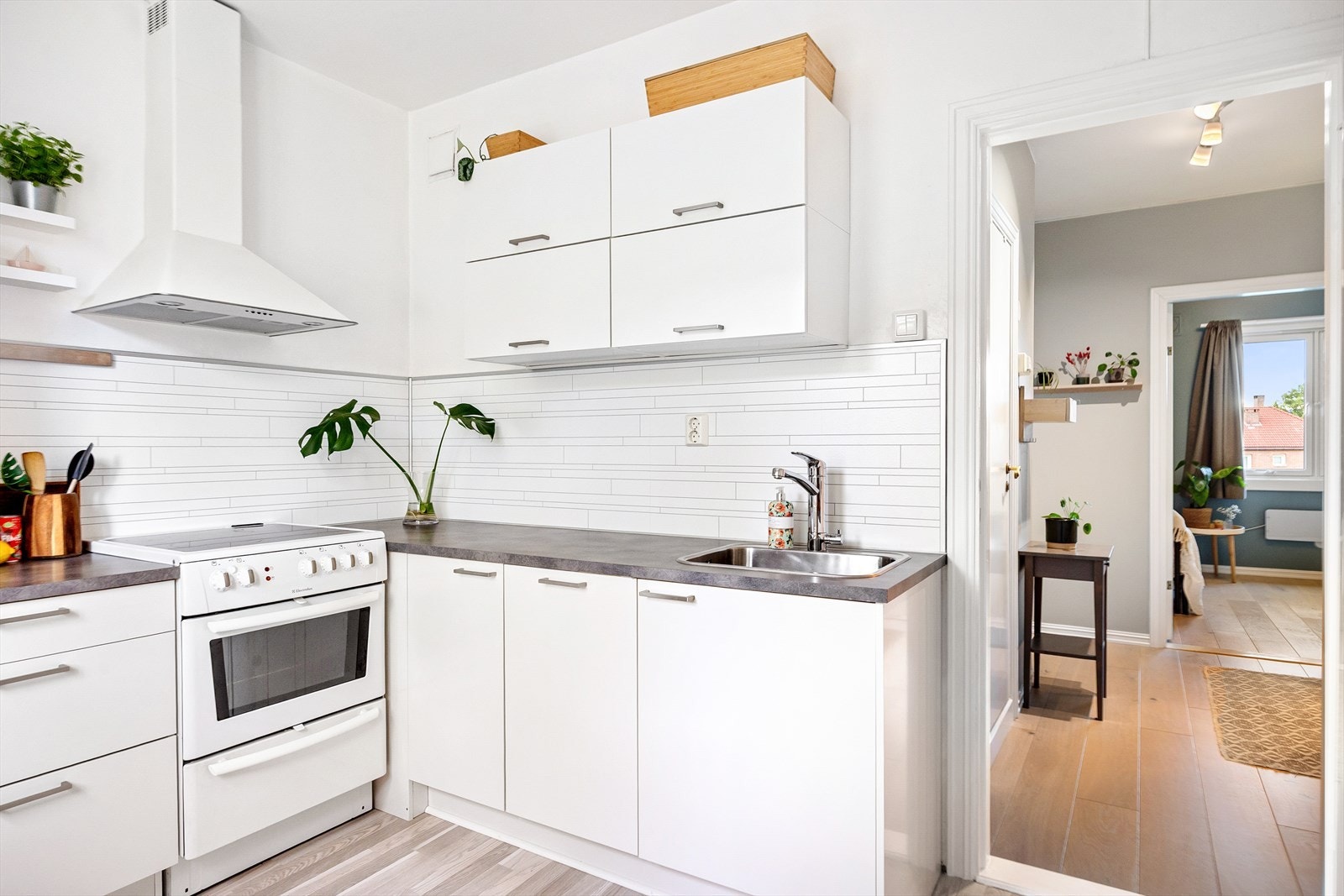 - Kjøkkeninnredning med glatte og profilerte fronter og laminat benkeplate med nedfelt vaskekum. Integrert oppvaskmaskin. Waterguard montert. Kullfilterventilator over kokeplass - Galleribilde