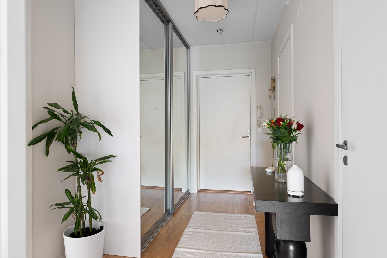 Innvendig bod i tilknytning til entreen samt kjellerbod på ca. 6 kvm sørger for ytterligere oppbevaringsplass Galleribilde