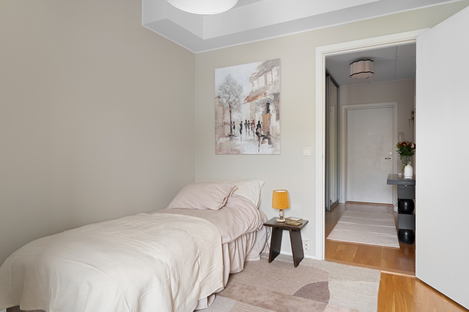 Dette rommet er også av god størrelse og har tidligere blitt benyttet som hovedsoverom Galleribilde