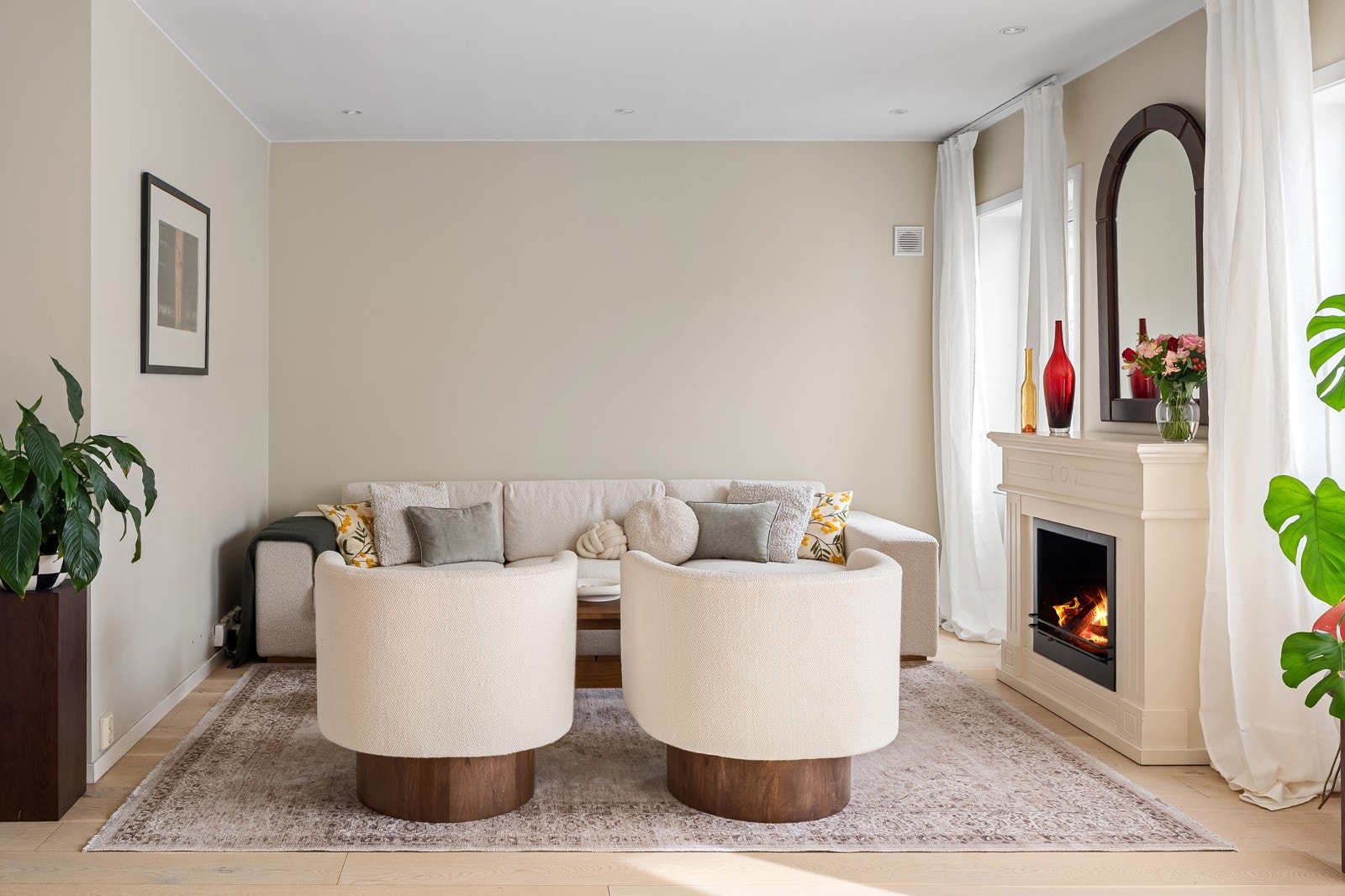 Stuedel i hjørnet av oppholdsrommet med god plass til sofagruppe Galleribilde