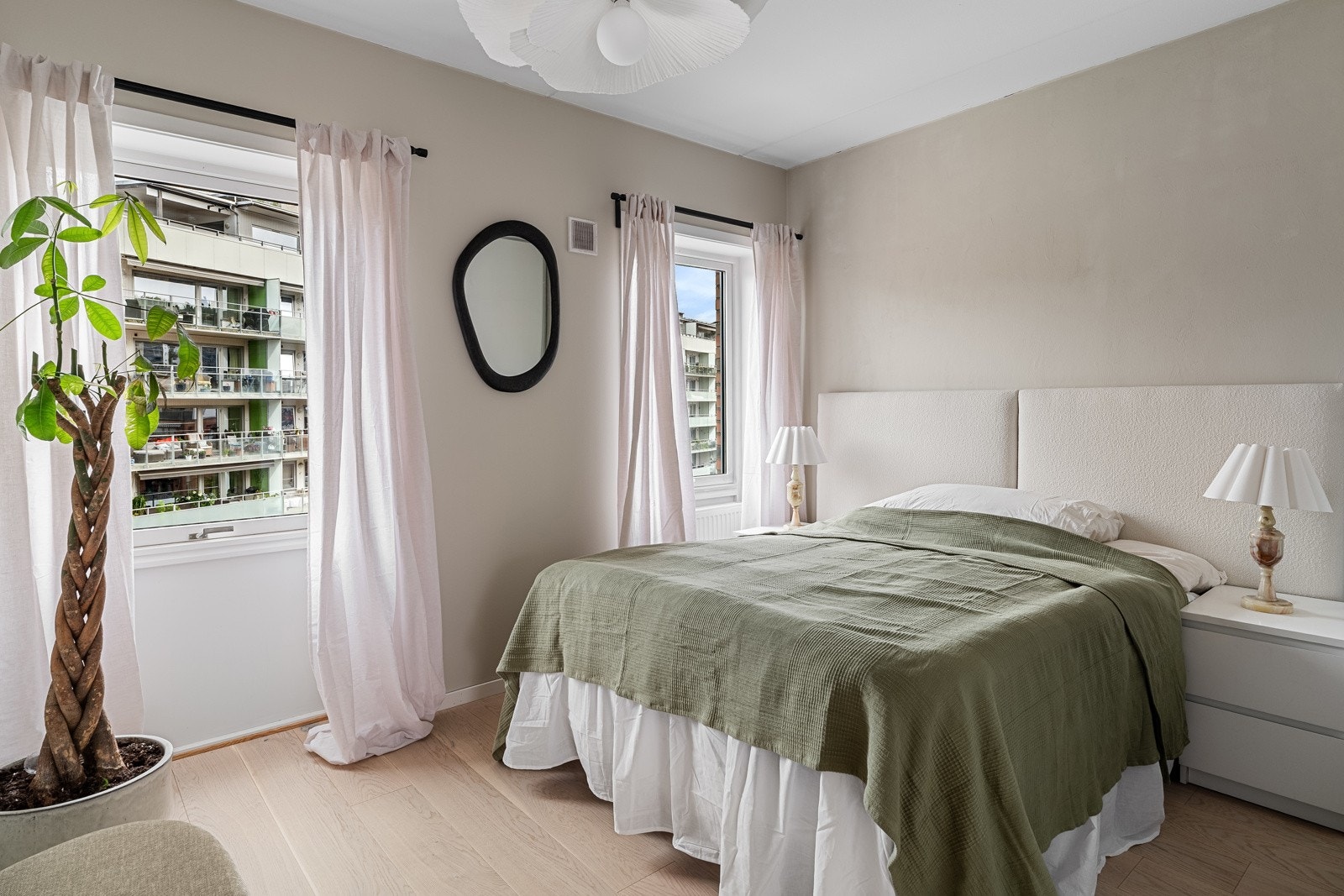 Lutfig hovedsoverom med god plass til stor dobbeltseng, nattbord og annet møblement Galleribilde