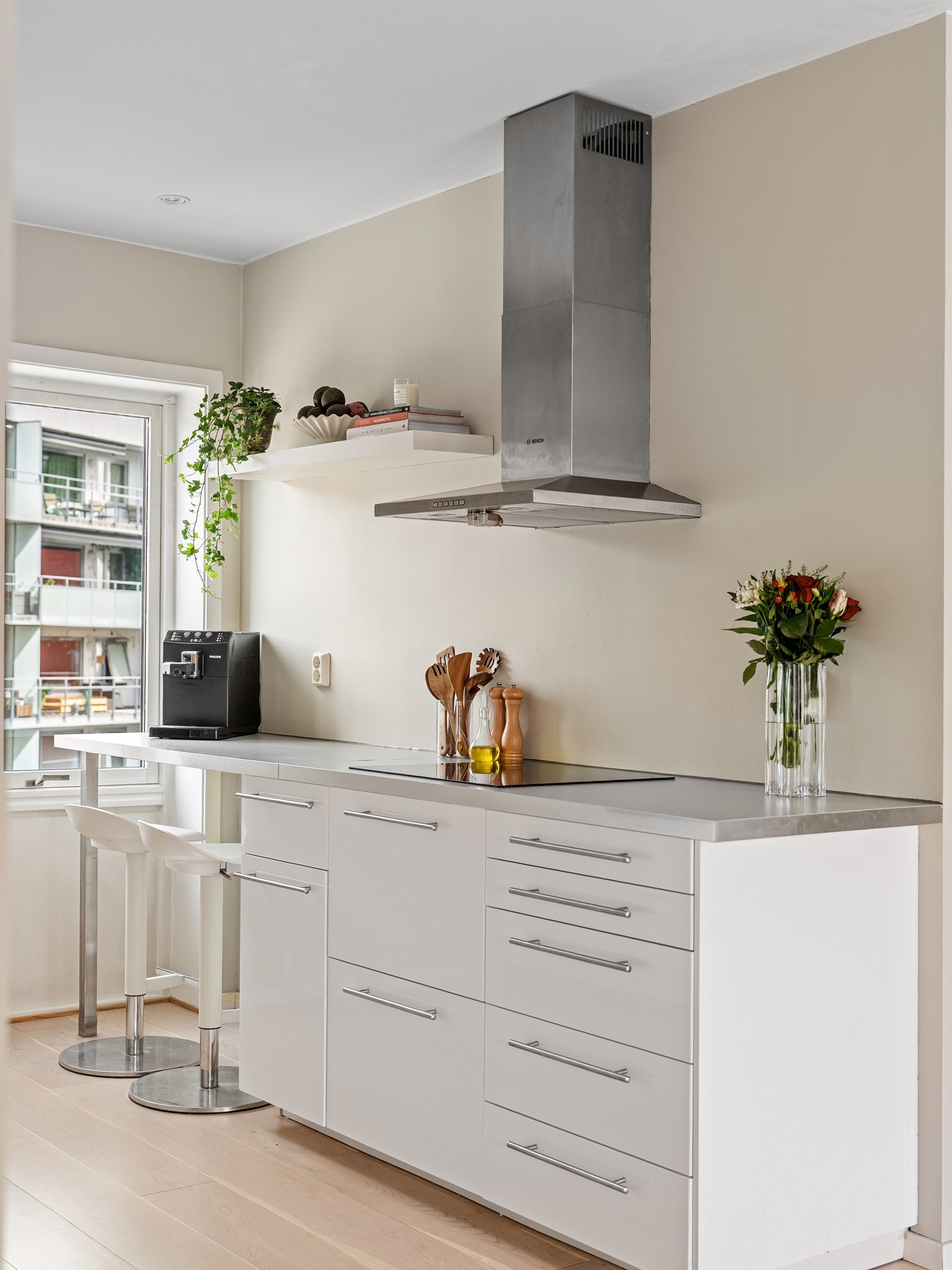 Integrerte hvitevarer består av platetopp, stekeovn, mikro, kjøle/fryseskap og oppvaskmaskin. Galleribilde