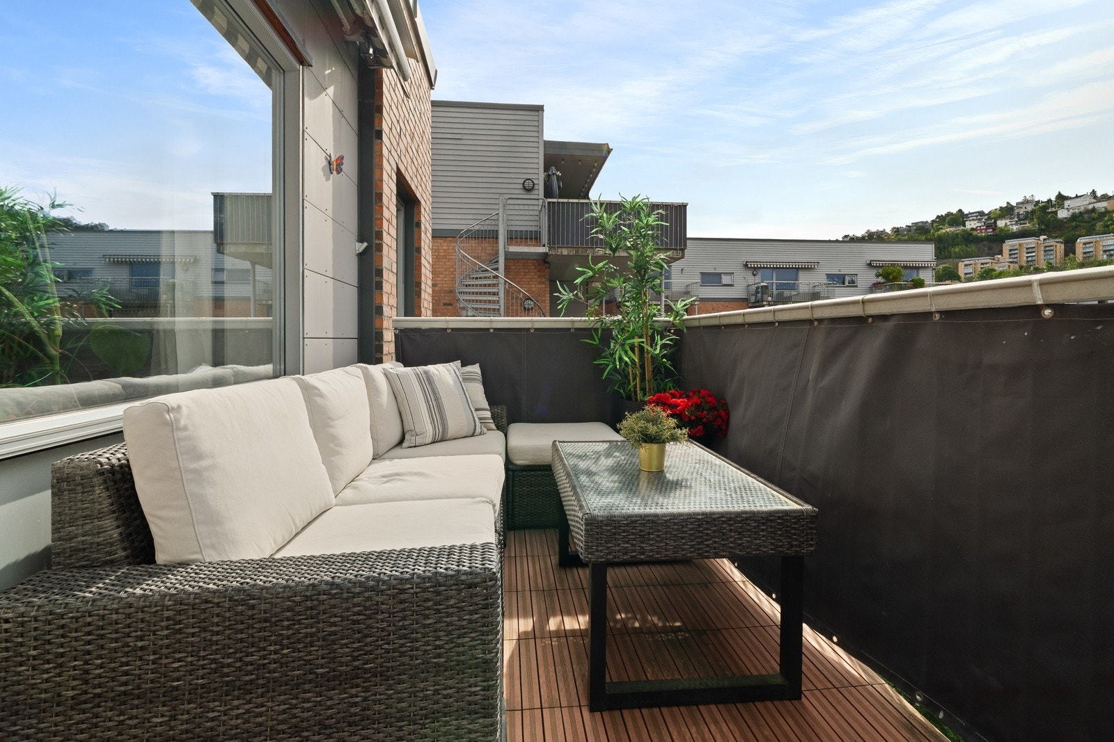 Balkongen vender mot sydøst og er utstyrt med elektrisk markise Galleribilde