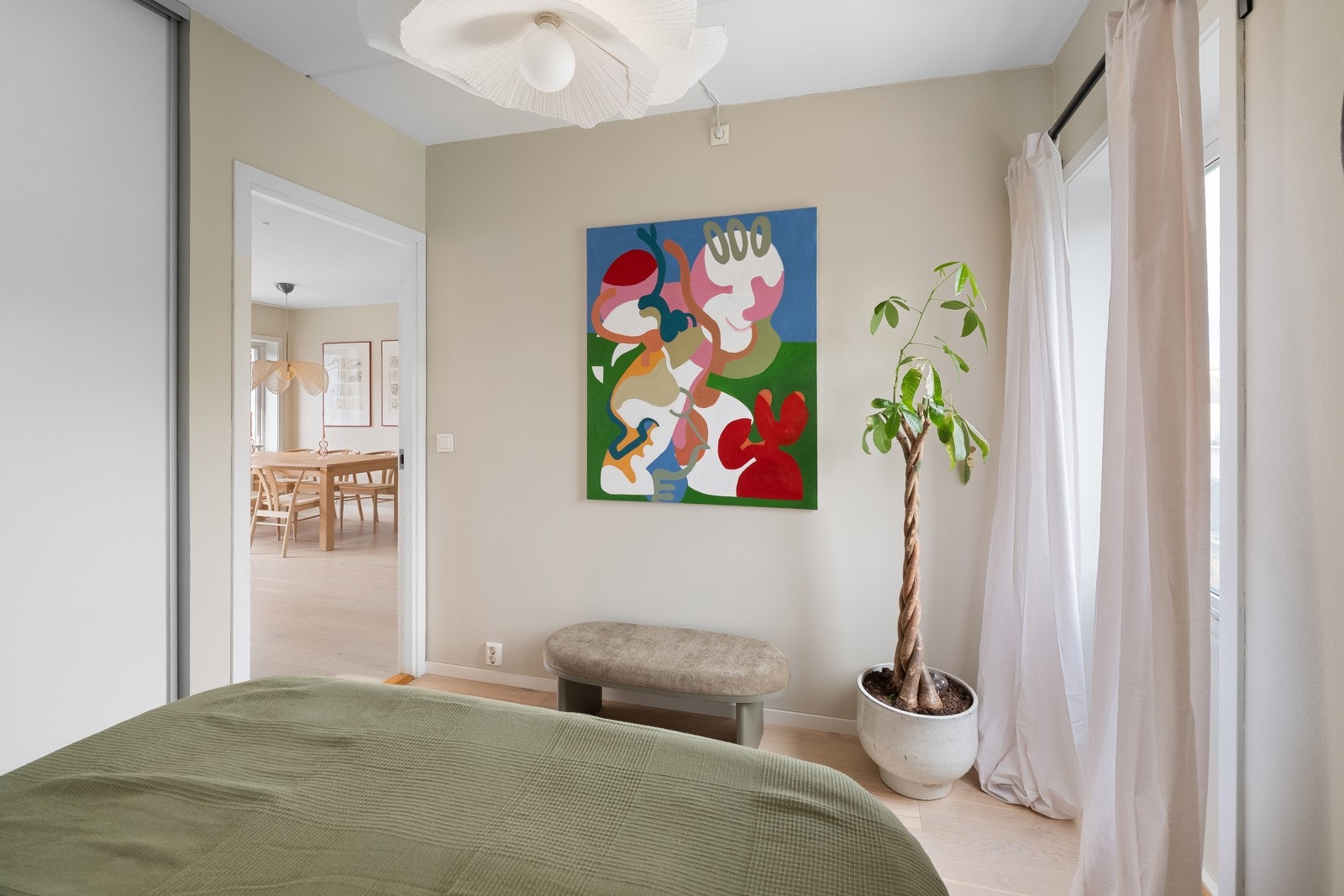 I 2025 ble alle vegger malt Galleribilde