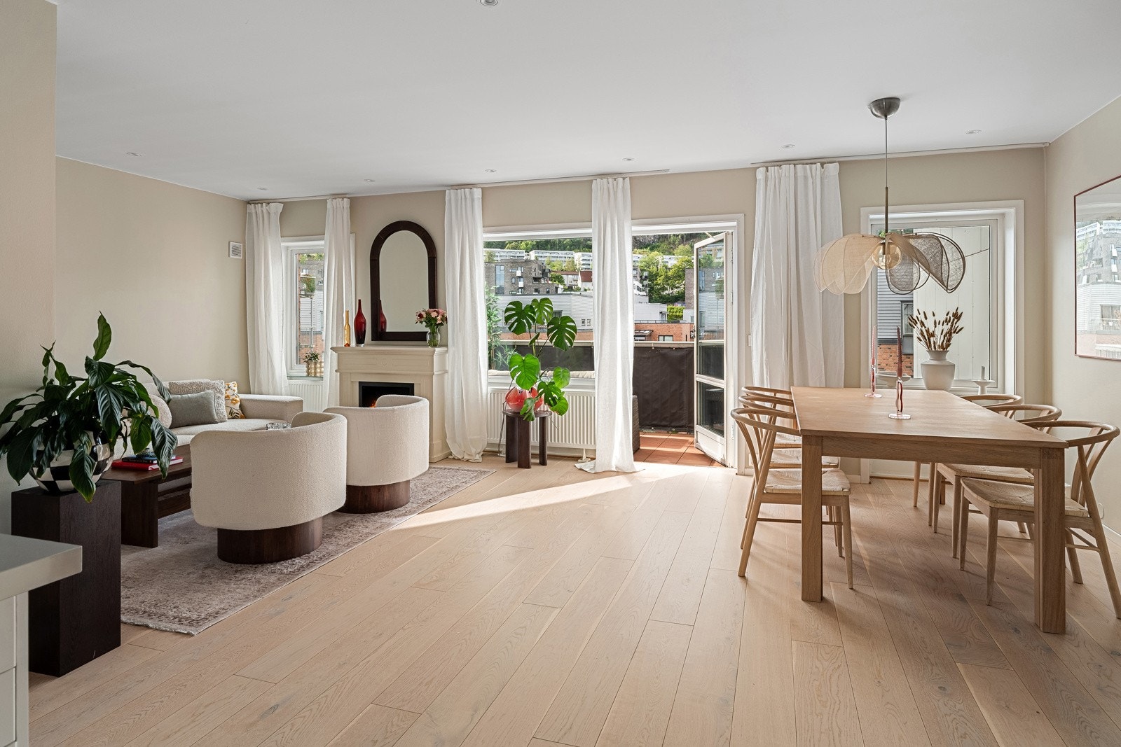 Leiligheten holder en god standard og fremstår som moderne med stilren innredning Galleribilde