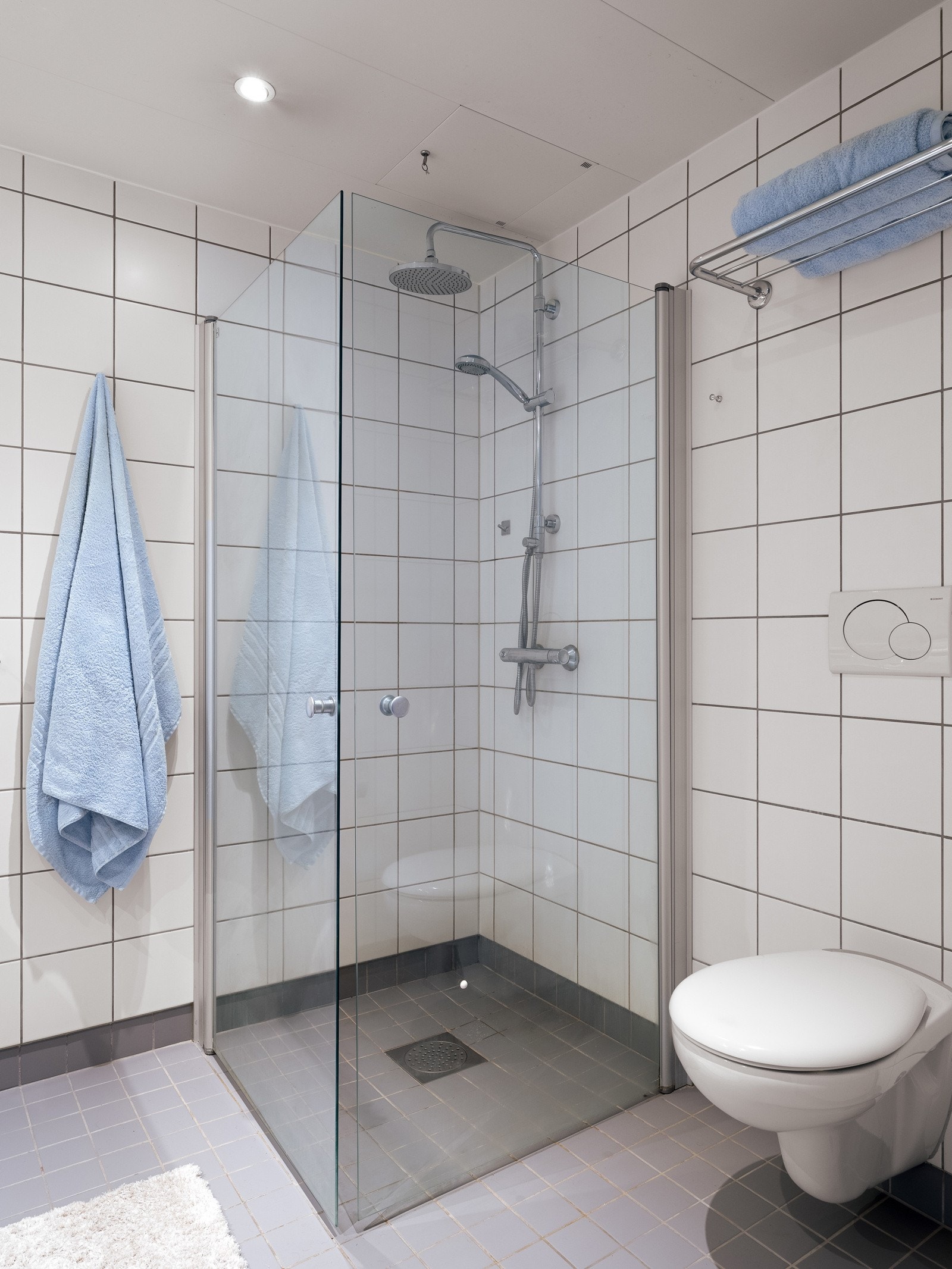 Rommet har innredning med nedfelt servant, veggmontert toalett og dusjvegger/hjørne Galleribilde