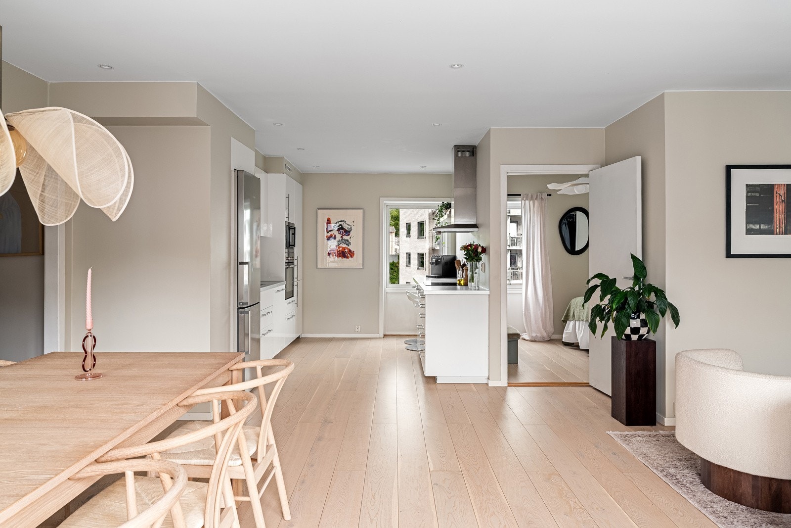 I 2017 ble det lagt ny enstavs eikeparkett fra Kährs i stue, kjøkken og på hovedsoverom Galleribilde