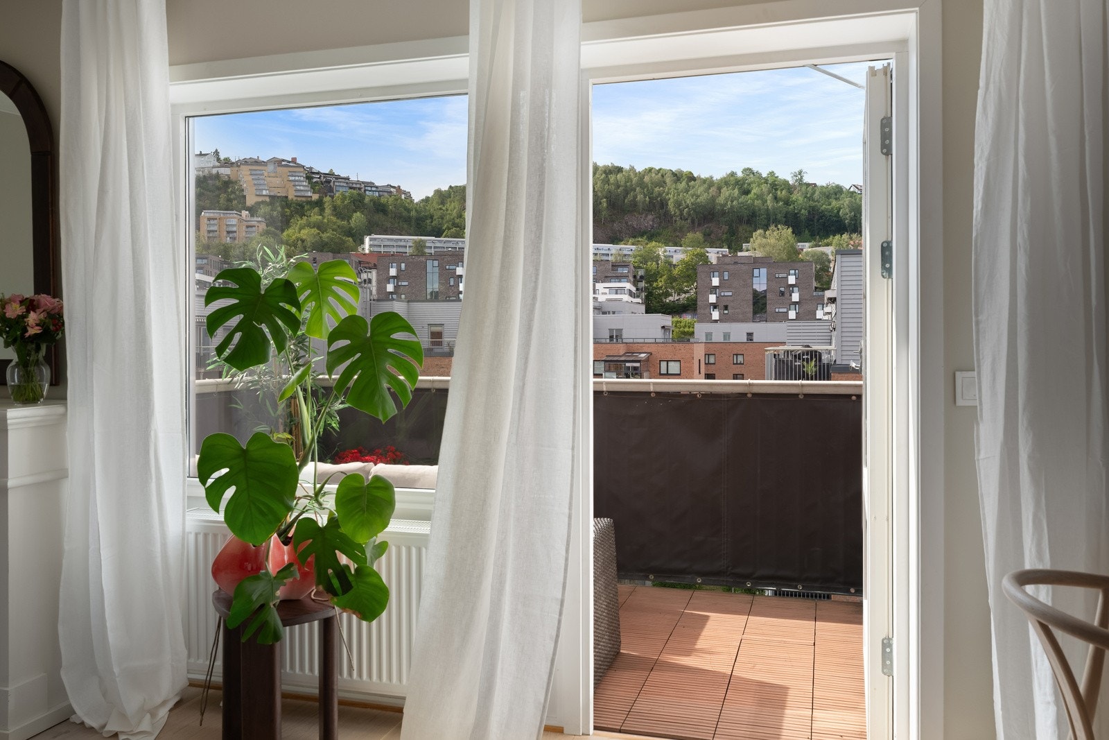 Mellom stuen og spisestuen er det utgang til en solrik balkong på ca. 8 kvm Galleribilde