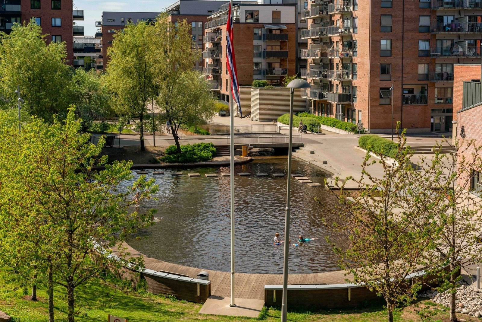 Gjennom Kværnerbyen går vannspeilet, en liten kanal med dam. Denne dammen er et naturlig samlingssted og gir mye liv til området Galleribilde