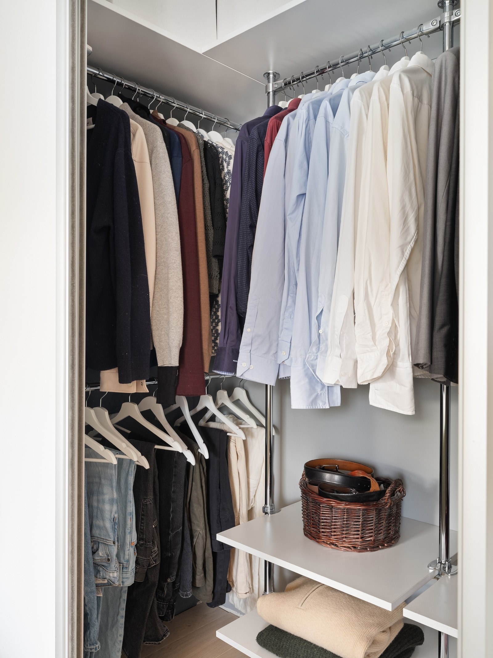 Praktisk walk-in med hylleløsninger på tre sider Galleribilde