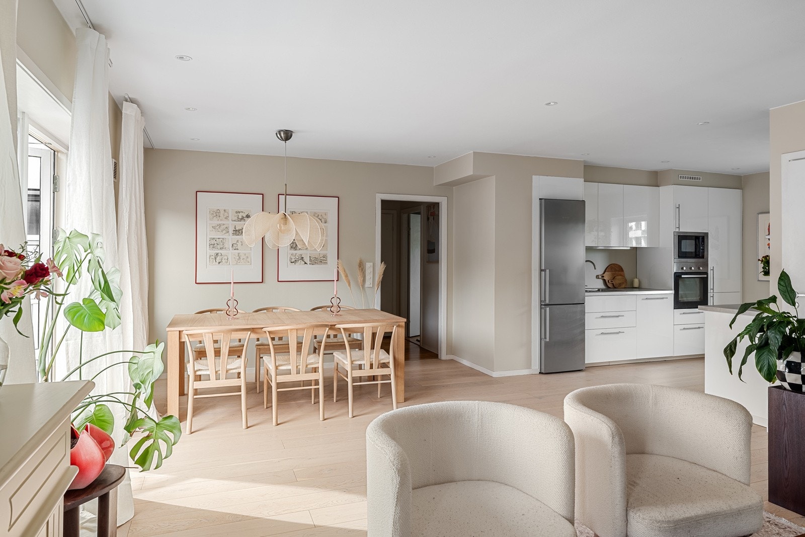 Store vindusflater langs den ene veggen, gjennomgående planløsning og god takhøyde skaper en lys og luftig atmosfære Galleribilde