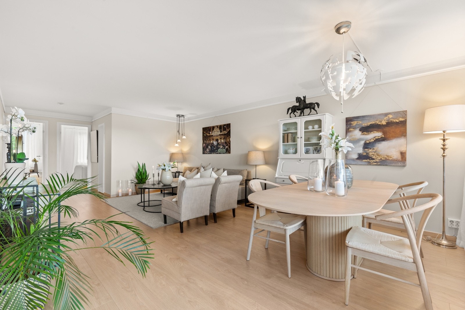Stor stue med god plass til sofasalong, sittegruppe og langbord. Galleribilde