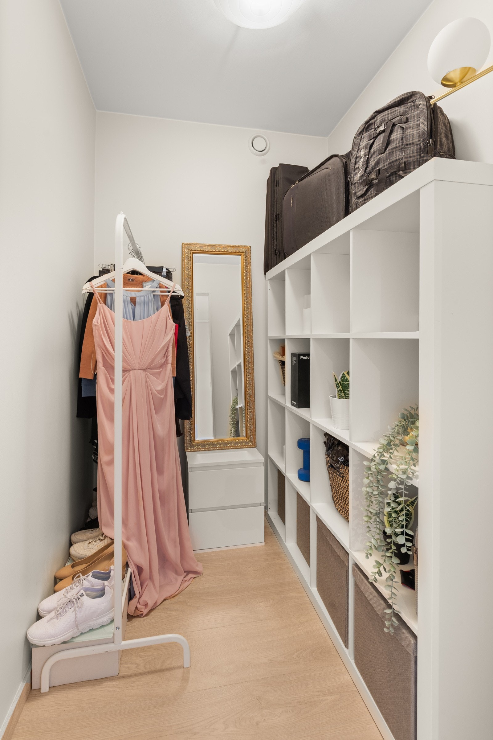 Walk-in-closet med gode oppbevaringsmuligheter samt kjellerbod på 6,1 kvm. Galleribilde
